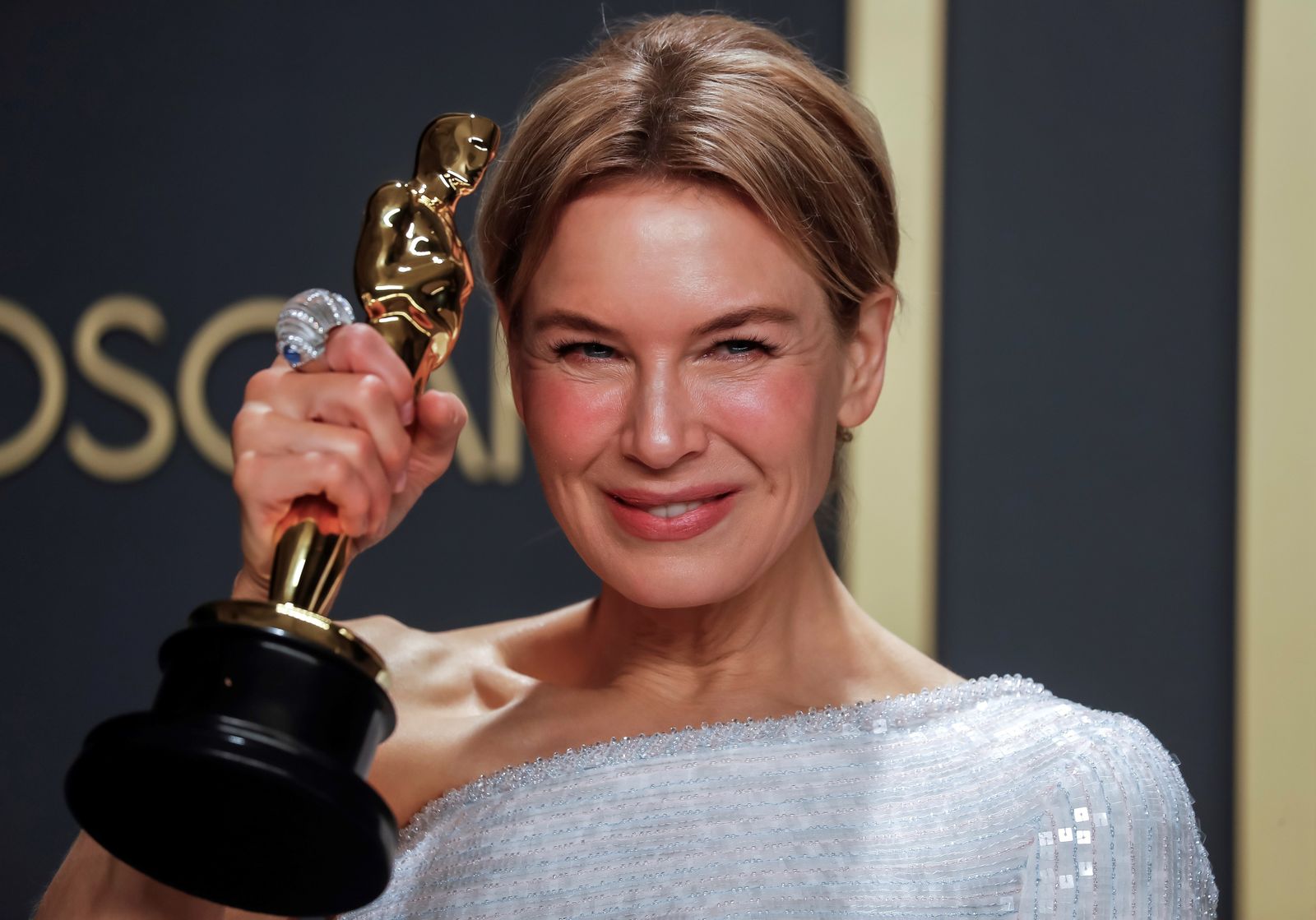Renee Zellweger con su Oscar a Mejor Actriz