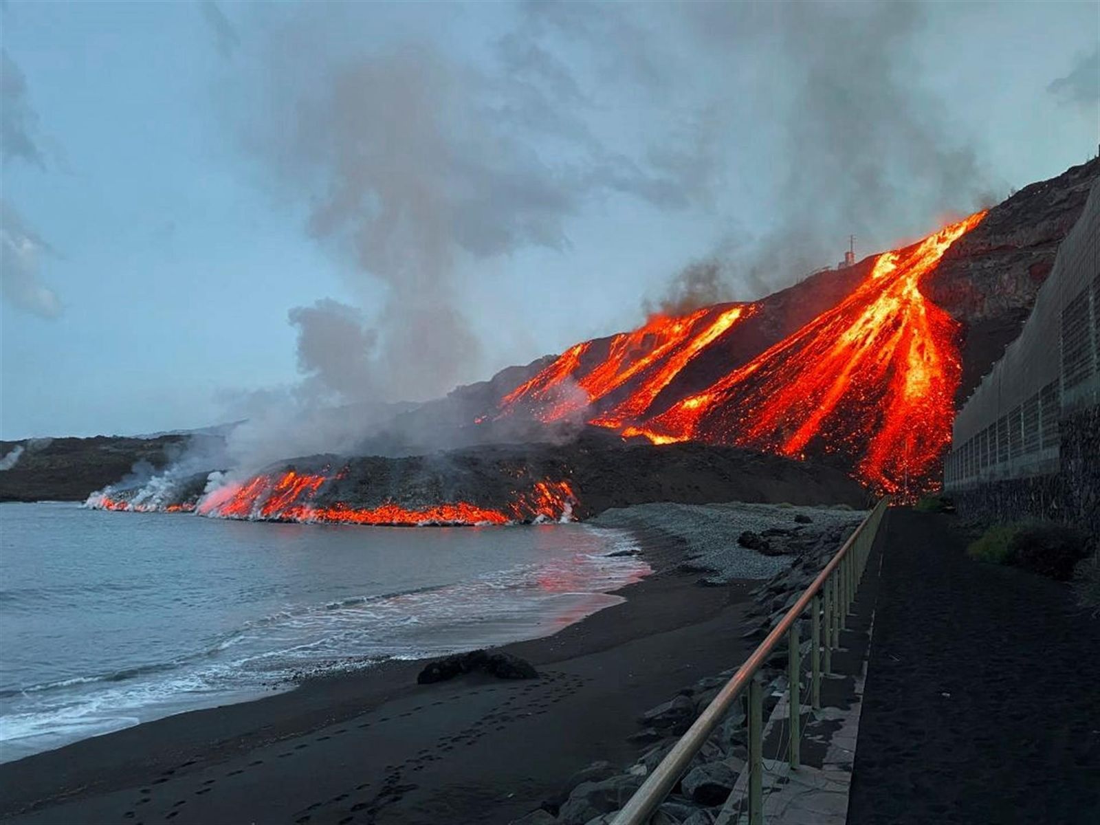 La lava llega al mar en el entorno de la playa de Los Guirres de La Palma