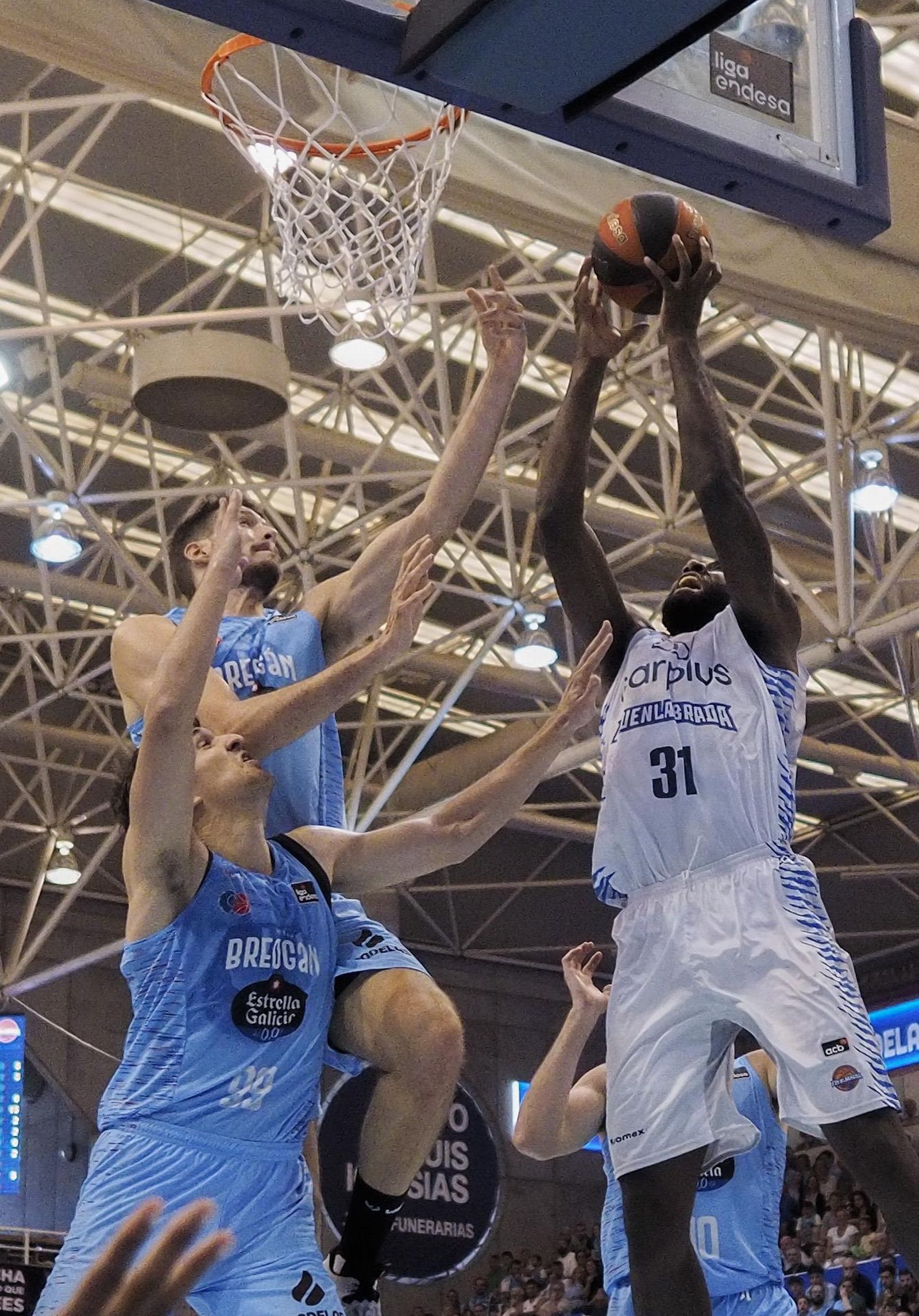 El jugador del Baloncesto Fuenlabrada Christian Eyenga (d) entra a canasta ante Toni Nakic (i), del Rio Breogán
