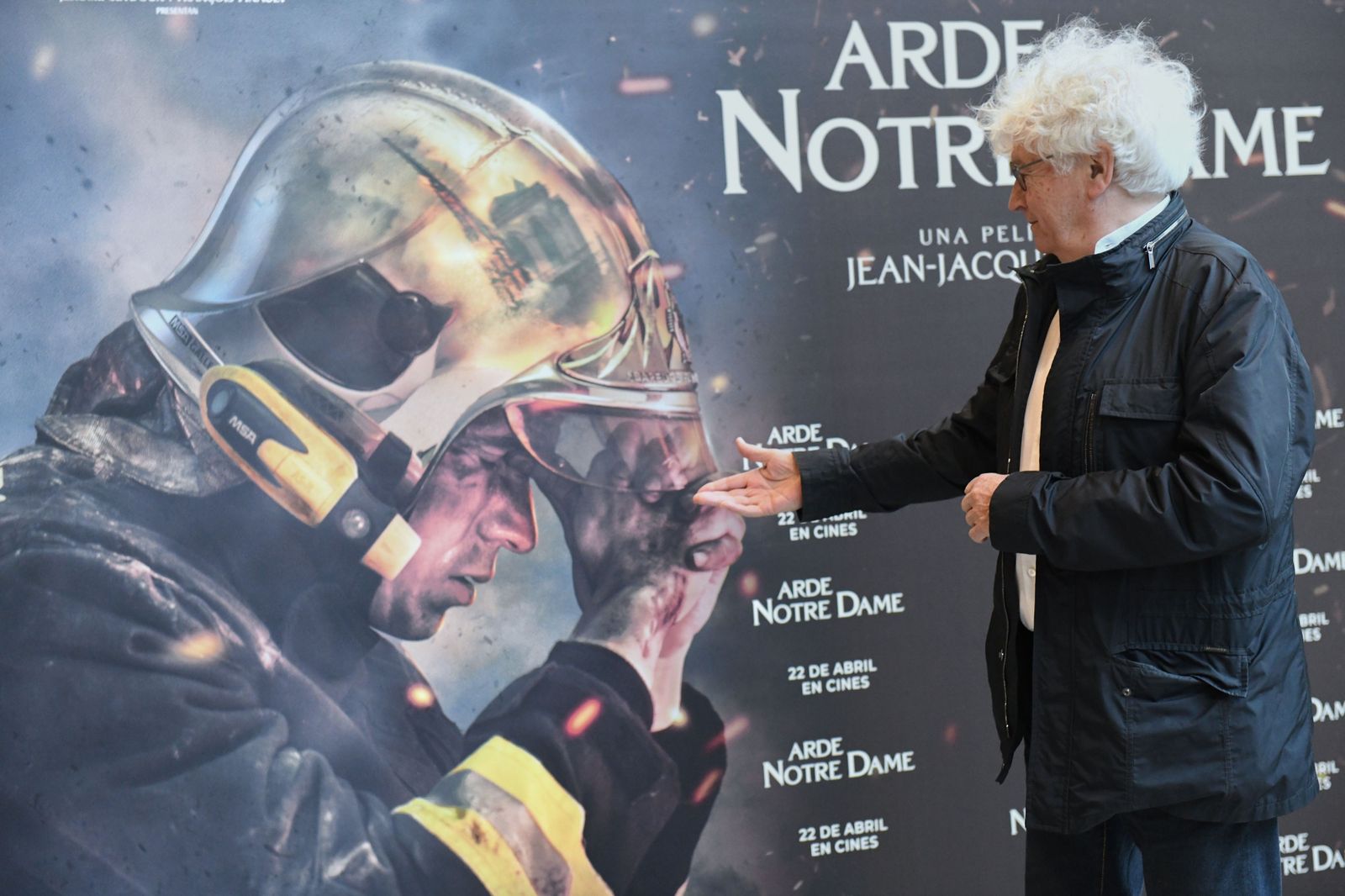 'Arde Notre Dame': Jean-Jacques Annaud rinde homenaje a los bomberos que salvaron la catedral