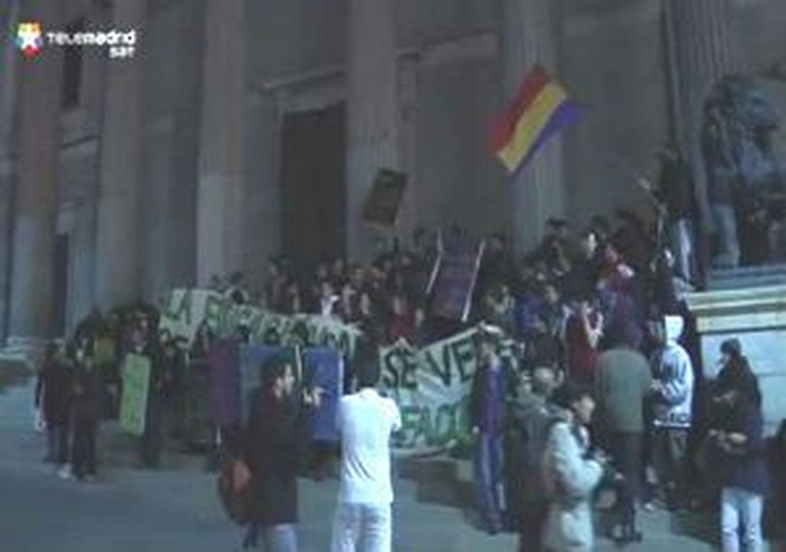 Seis detenidos por saltarse el cordón policial del Congreso tras la octava huelga en Educación