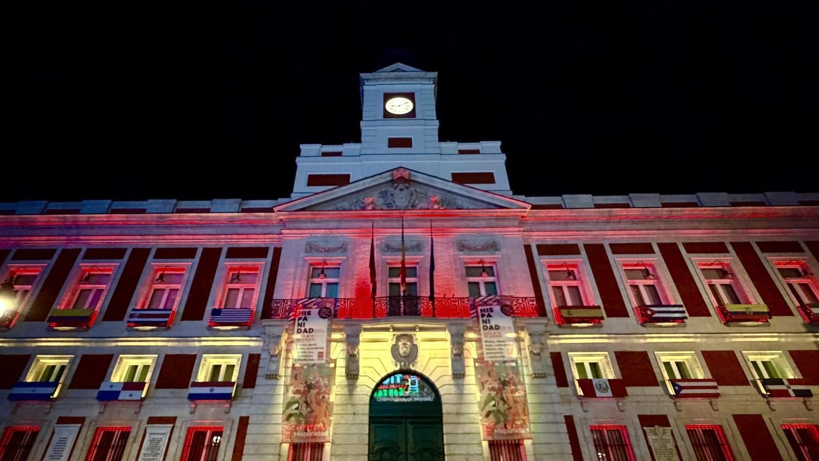 La Comunidad de Madrid ilumina la Real Casa de Correos con los colores de la bandera de España