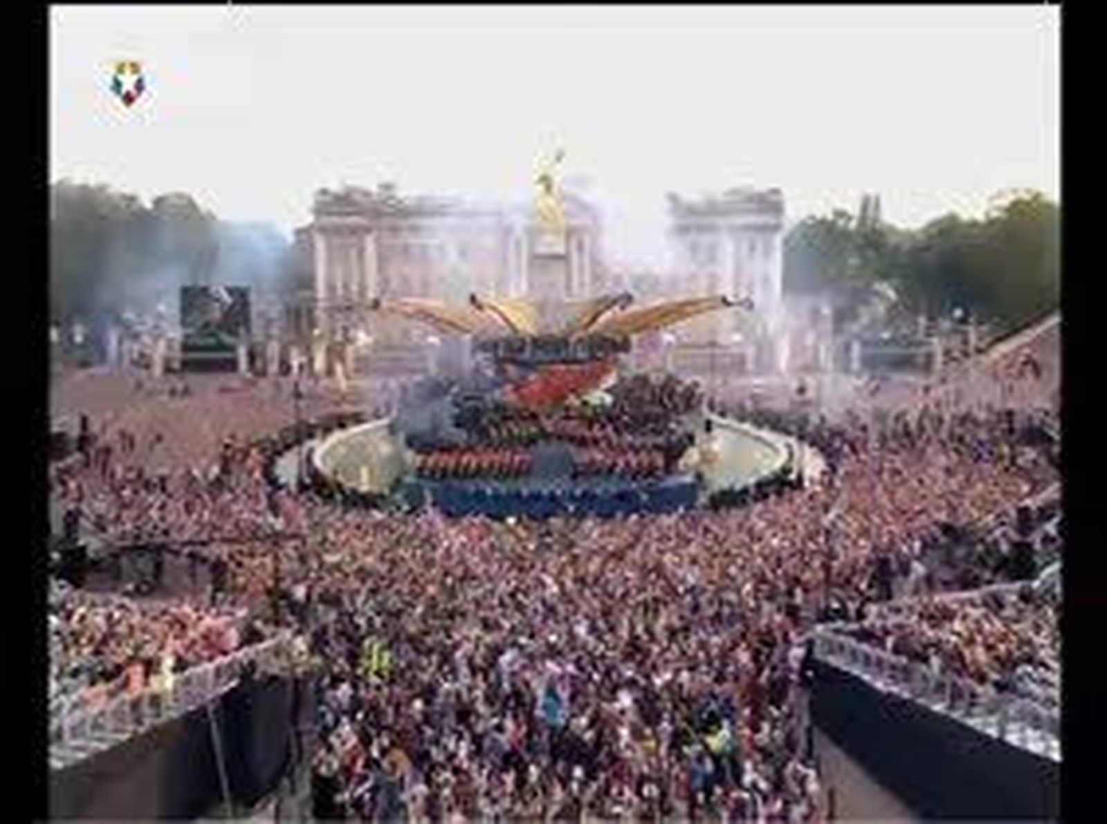 La reina Isabel pone fin a cuatro días de fervor popular por su Jubileo