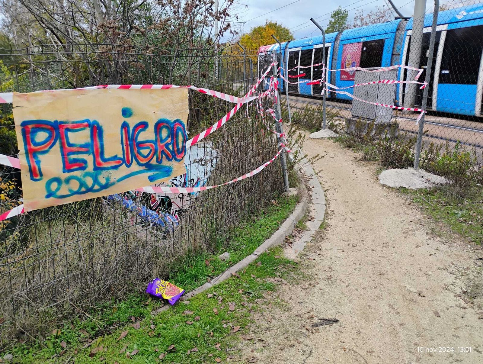 Paso sobre el Arroyo Meaques, pegado a las vías de Metro Ligero, en Pozuelo de Alarcón