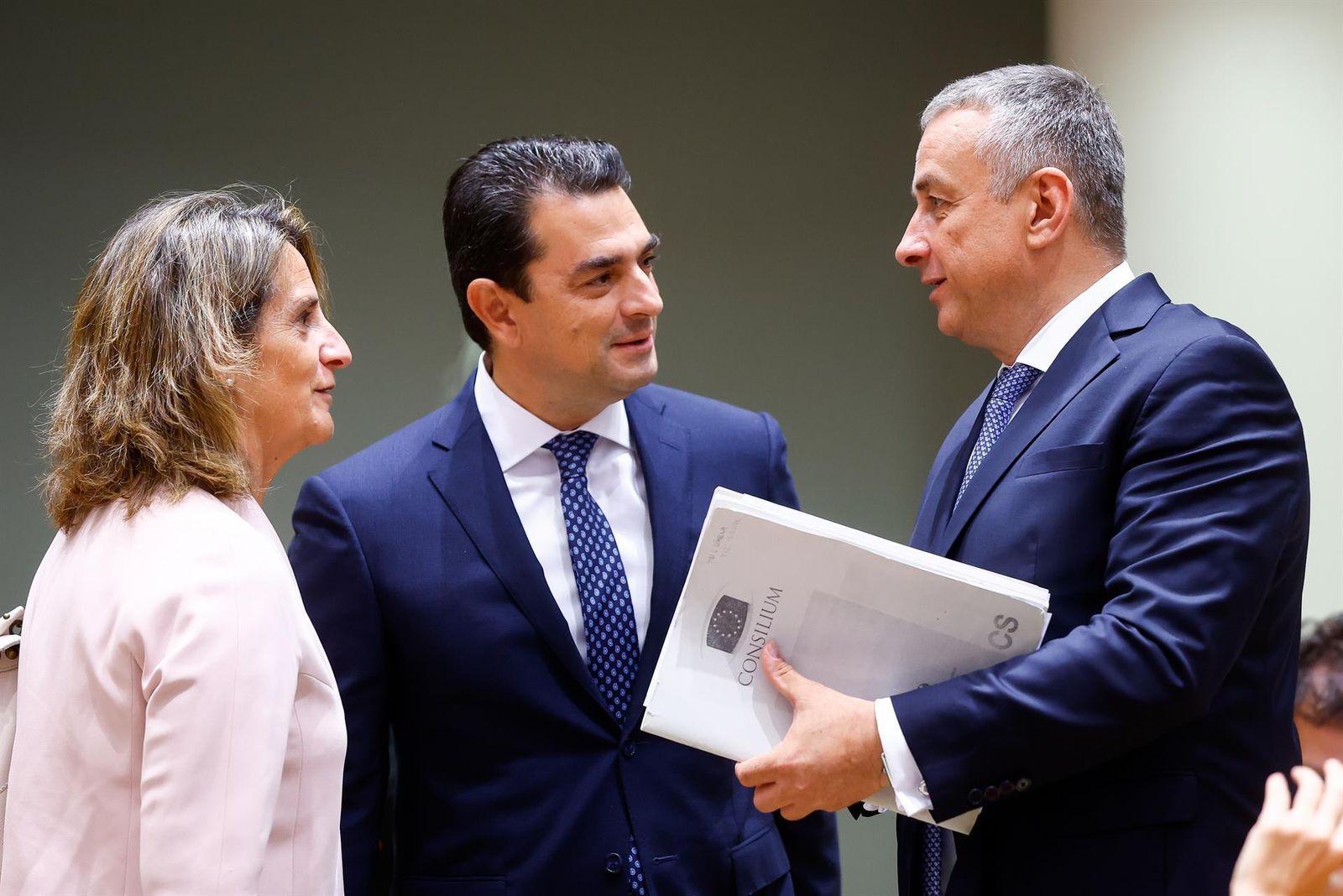 Teresa Ribera, ministra para la Transición Ecológica de España, junto a sus homólogos de Grecia y República Checa