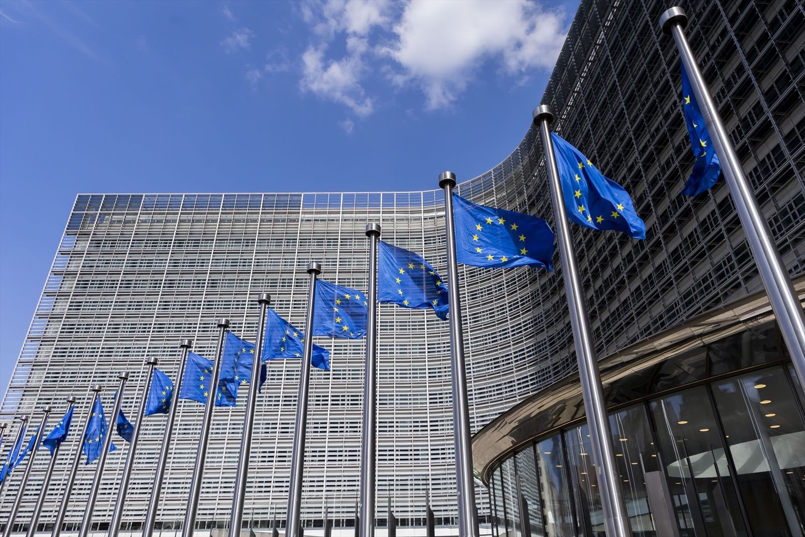 Banderas de la UE frente a la sede de la Comisión Europea