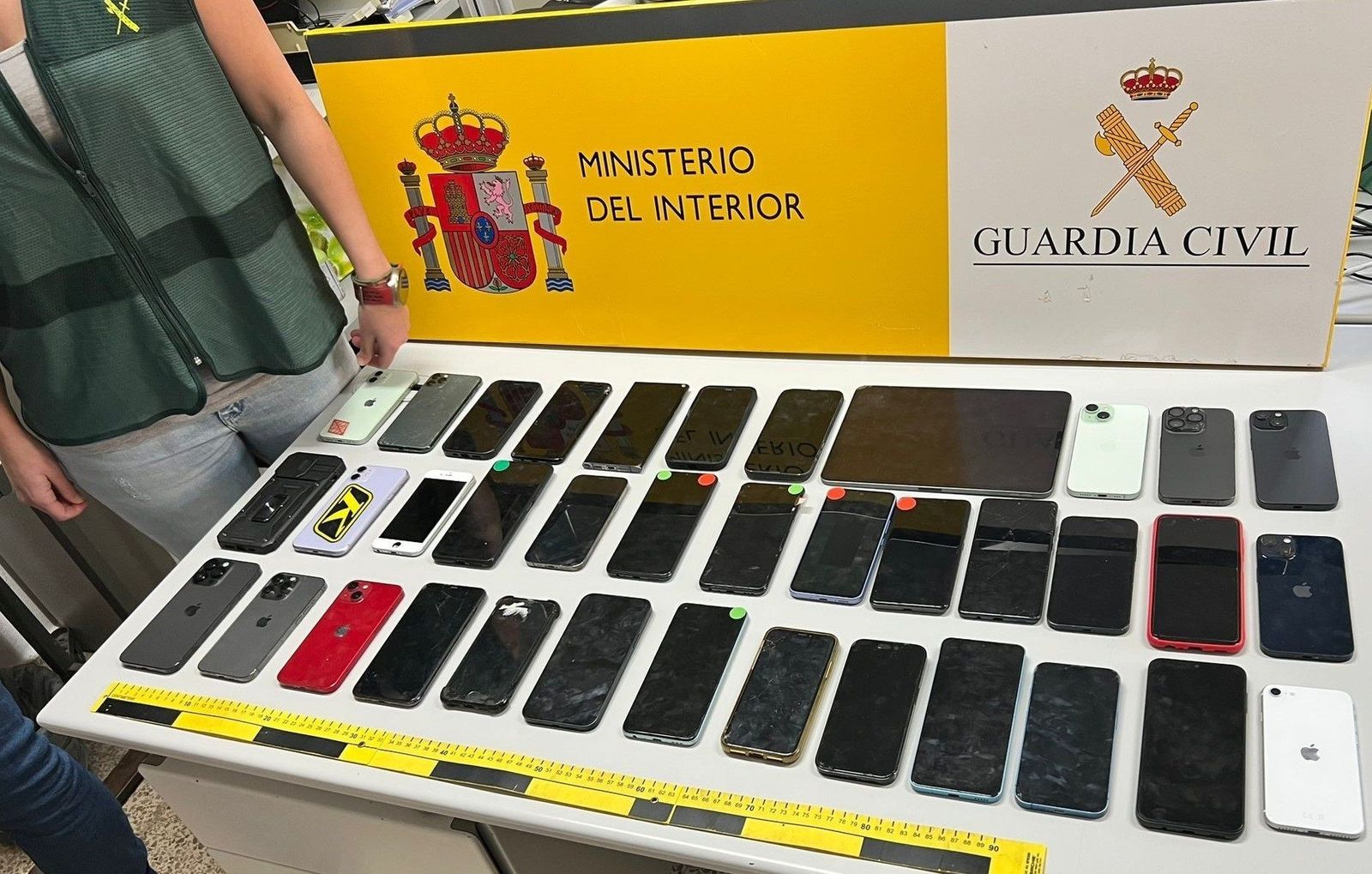 Detenido en Valdemoro el trabajador de un gran almacén y su compinche por robar móviles y venderlos