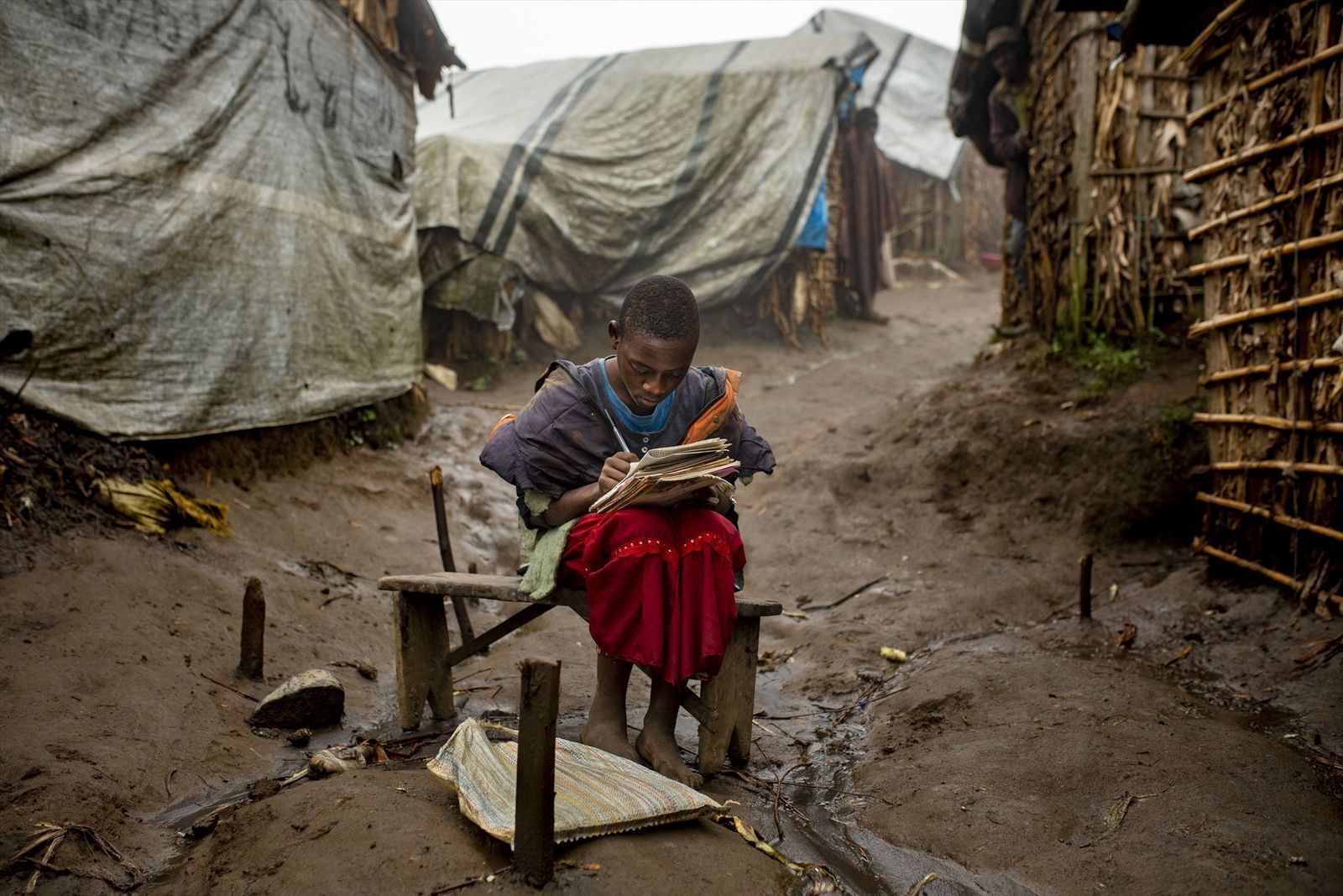 Una niña hace sus deberes en un campo de desplazados internos en Masisi, en la República Democrática del Congo