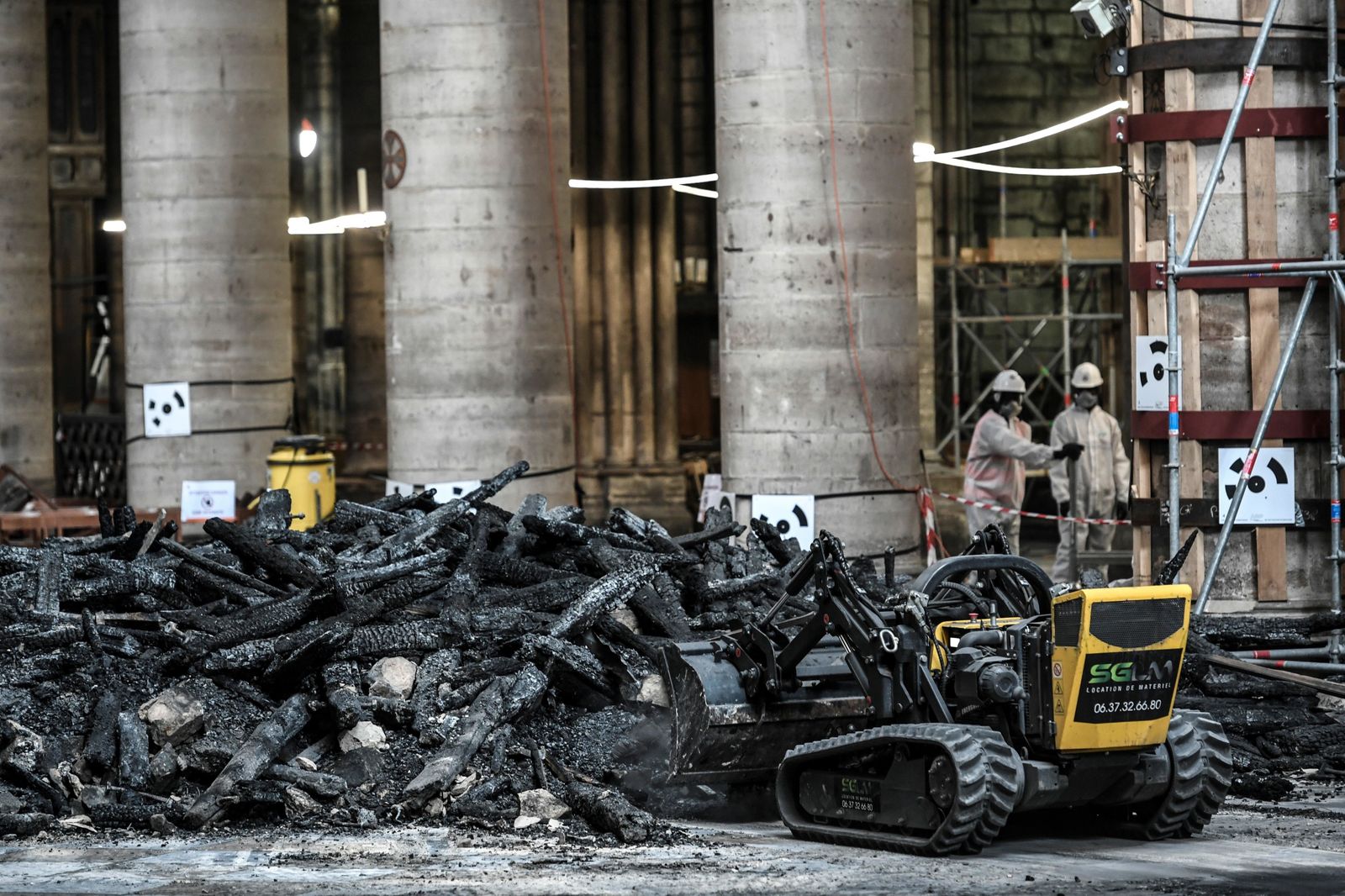Una excavadora durante el trabajo preliminar de la restauración