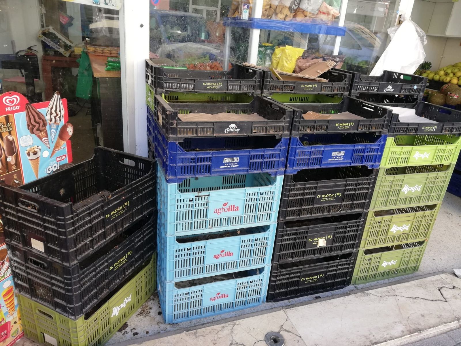 Un puesto de fruta y verdura vacío