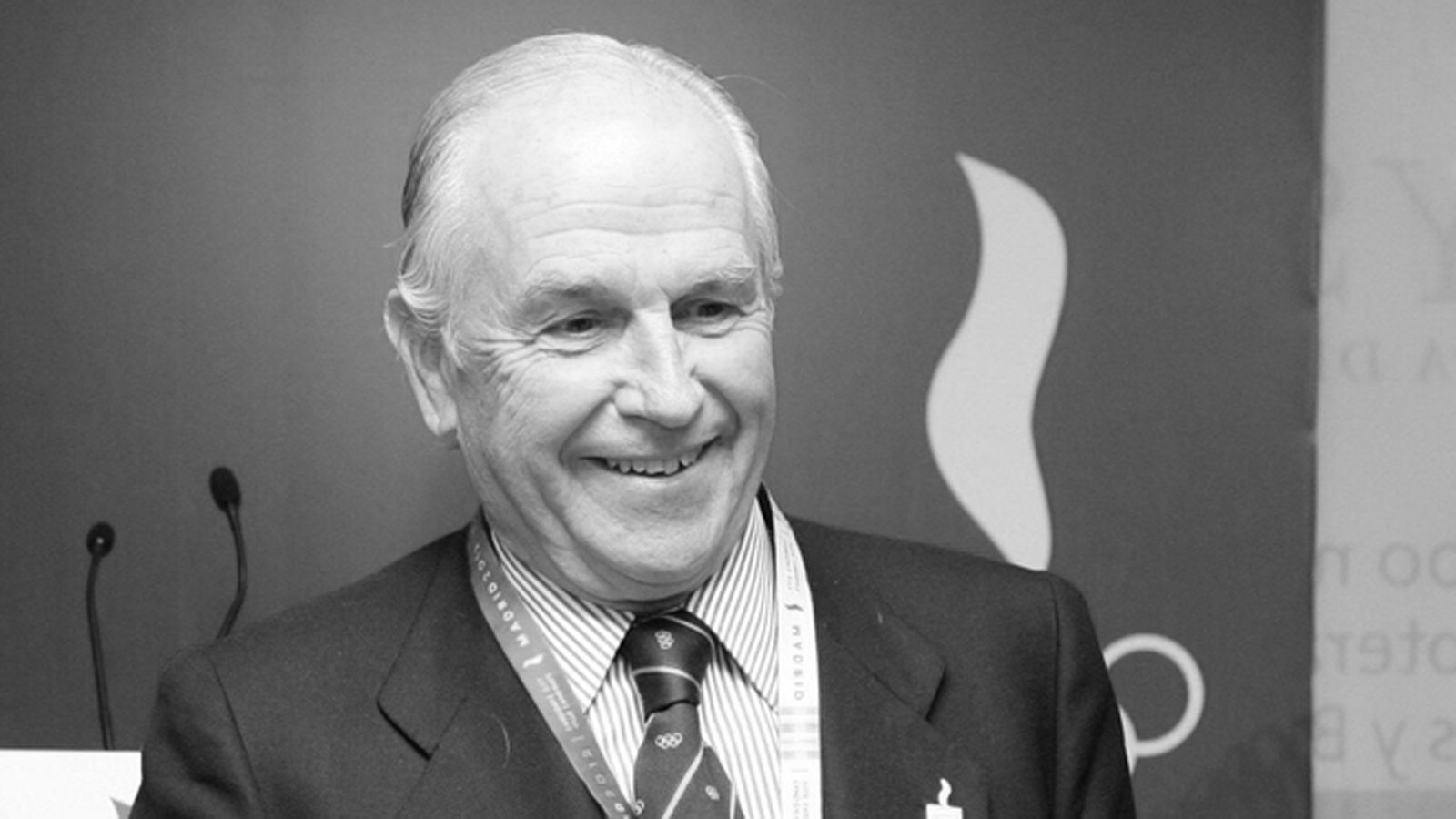 El expresidente del Comité Olímpico Español (COE) José María Echevarría falleció el 15 de febrero a la edad de 88 años, organismo del que fue tesorero (1987-1998), jefe de misión (1996 y 2000), vicepresidente (1998-2002) y presidente entre 2002 y 2005. Nacido en Las Arenas, Vizcaya, en 1932, Echevarría fue jugador de hockey sobre hierba, de rugby y de fútbol, presidente de varios clubes y director de Deportes de la Delegación Nacional de Educación Física antes de desembarcar en el COE.