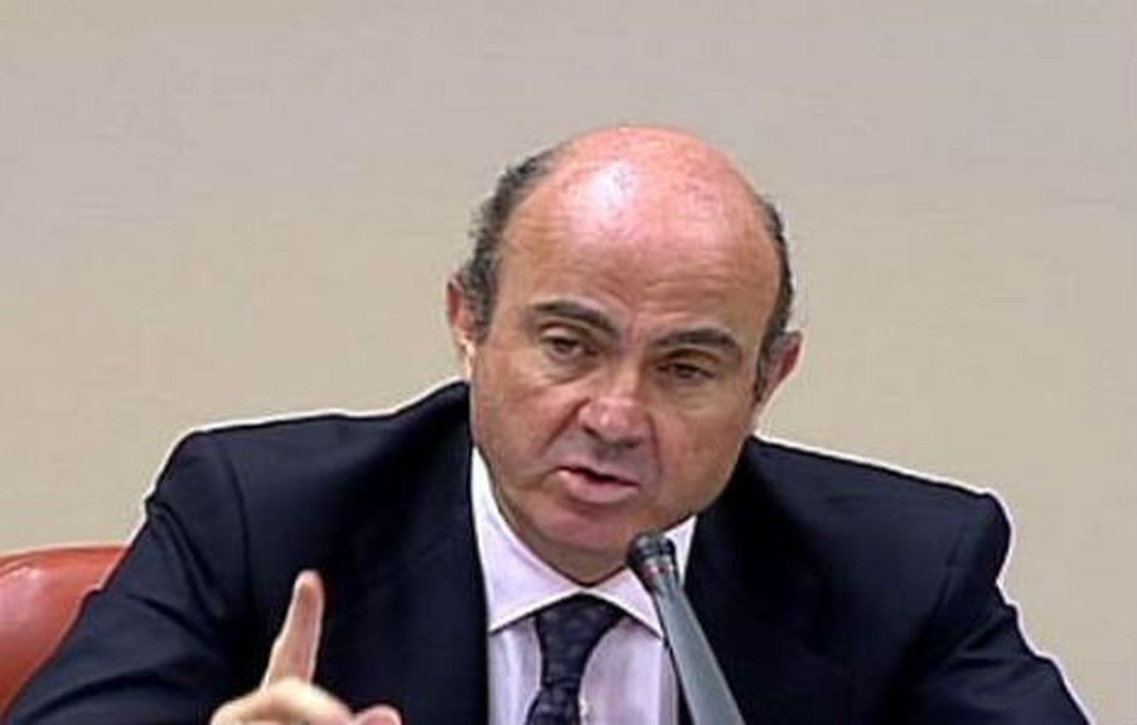 De Guindos dice que las entidades intervenidas recibirán ayudas en "cuestión de semanas"