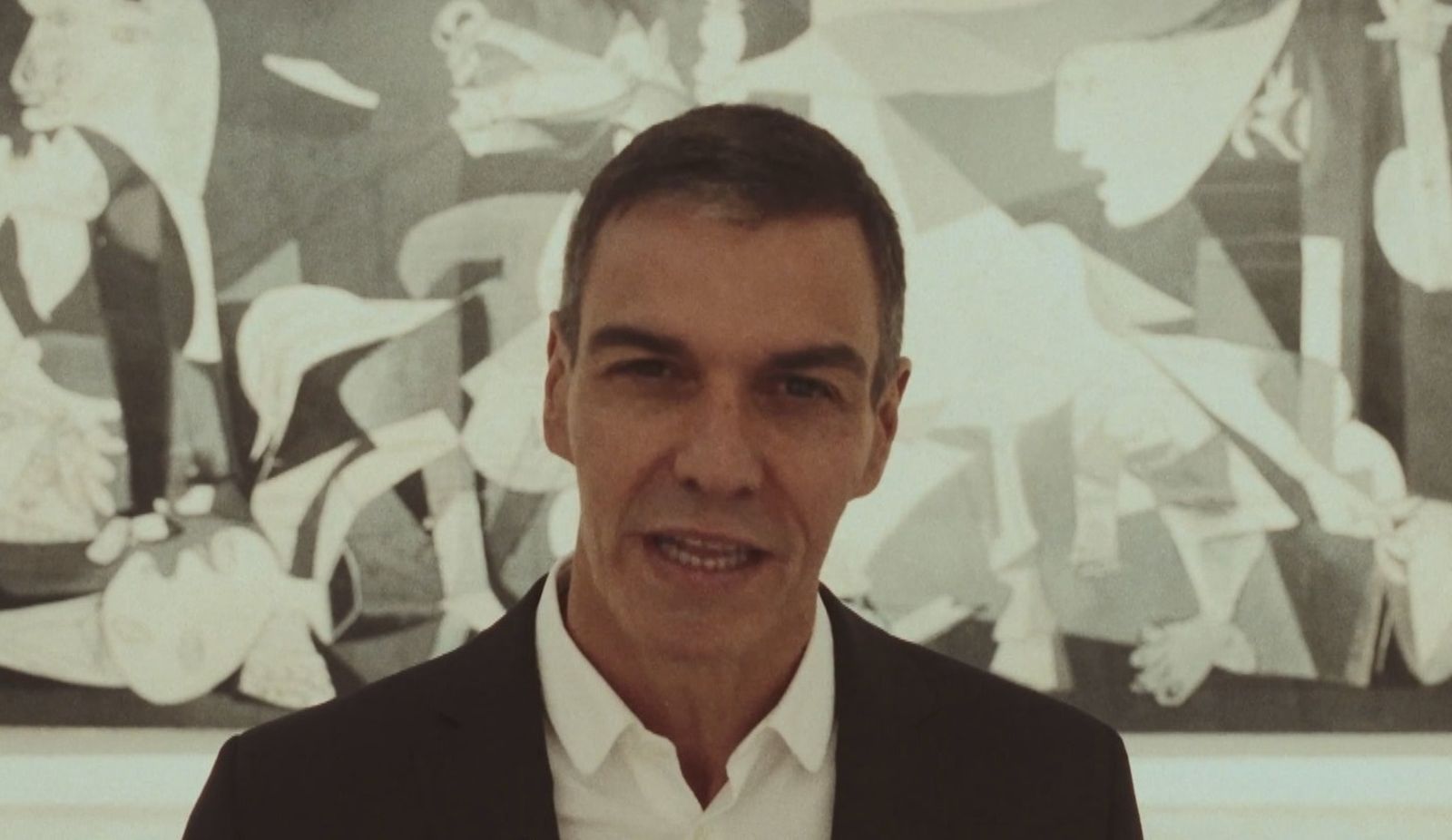 Sánchez graba un spot en precampaña con el 'Guernica' de fondo