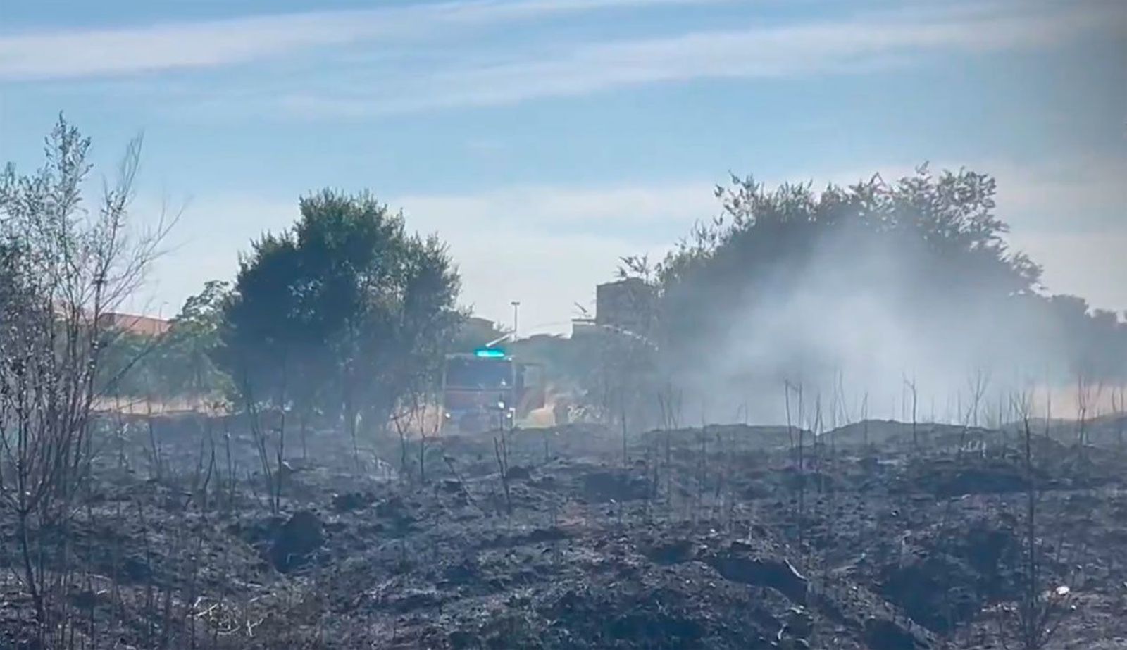 Seis heridos leves por inhalación de humo en un incendio de pasto en Carabanchel