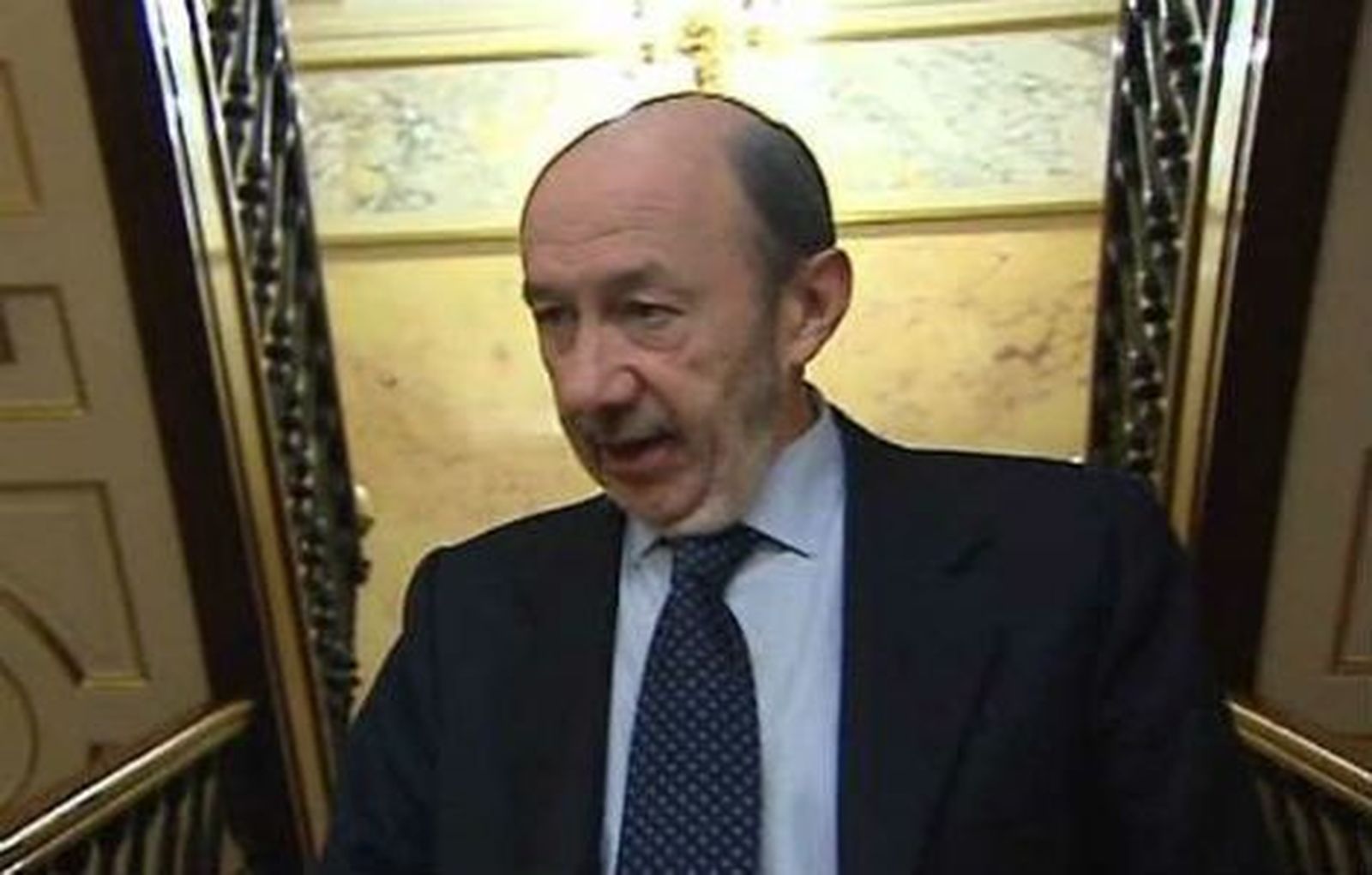 Rubalcaba defiende que Blanco no dimita y seguirá pidiendo que lo haga Rajoy