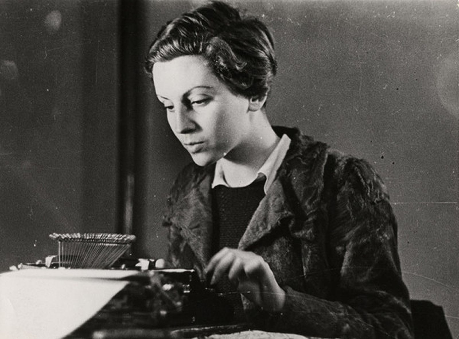 Gerda Taro, primera fotoperiodista, escribiendo