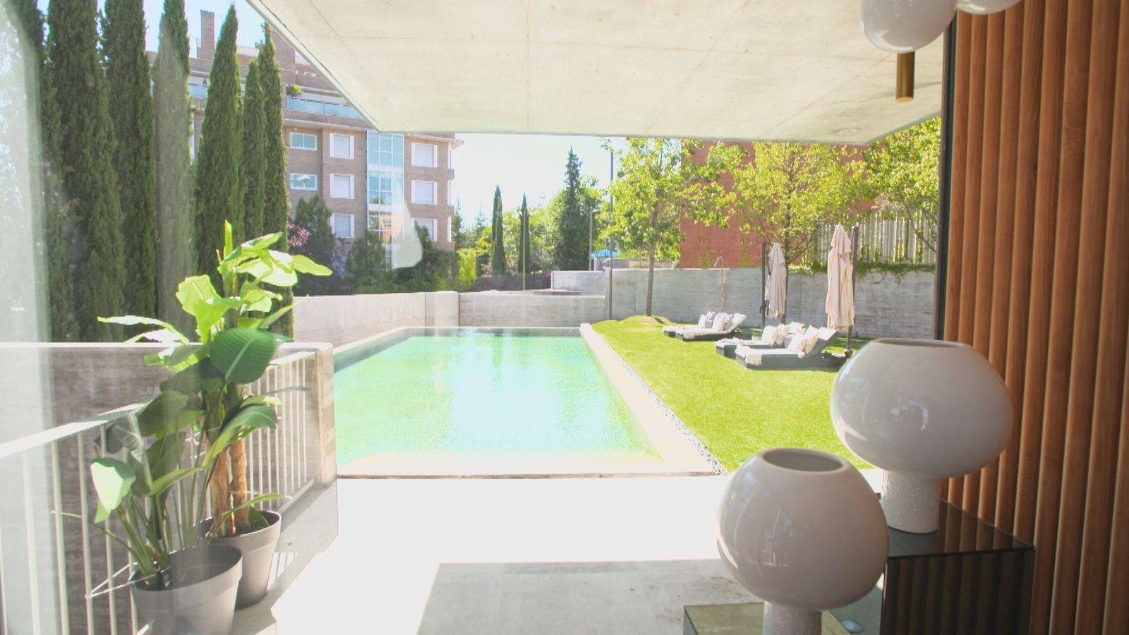 El jardín, con una piscina 'infinity pool', está tan integrado que rodea, literalmente a toda la vivienda.