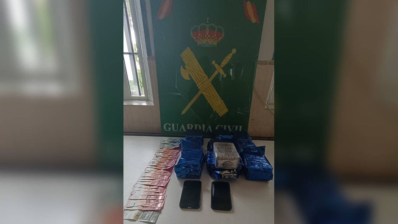 Paquetes de hachís y dinero en efectivo incautado en Valdemorillo