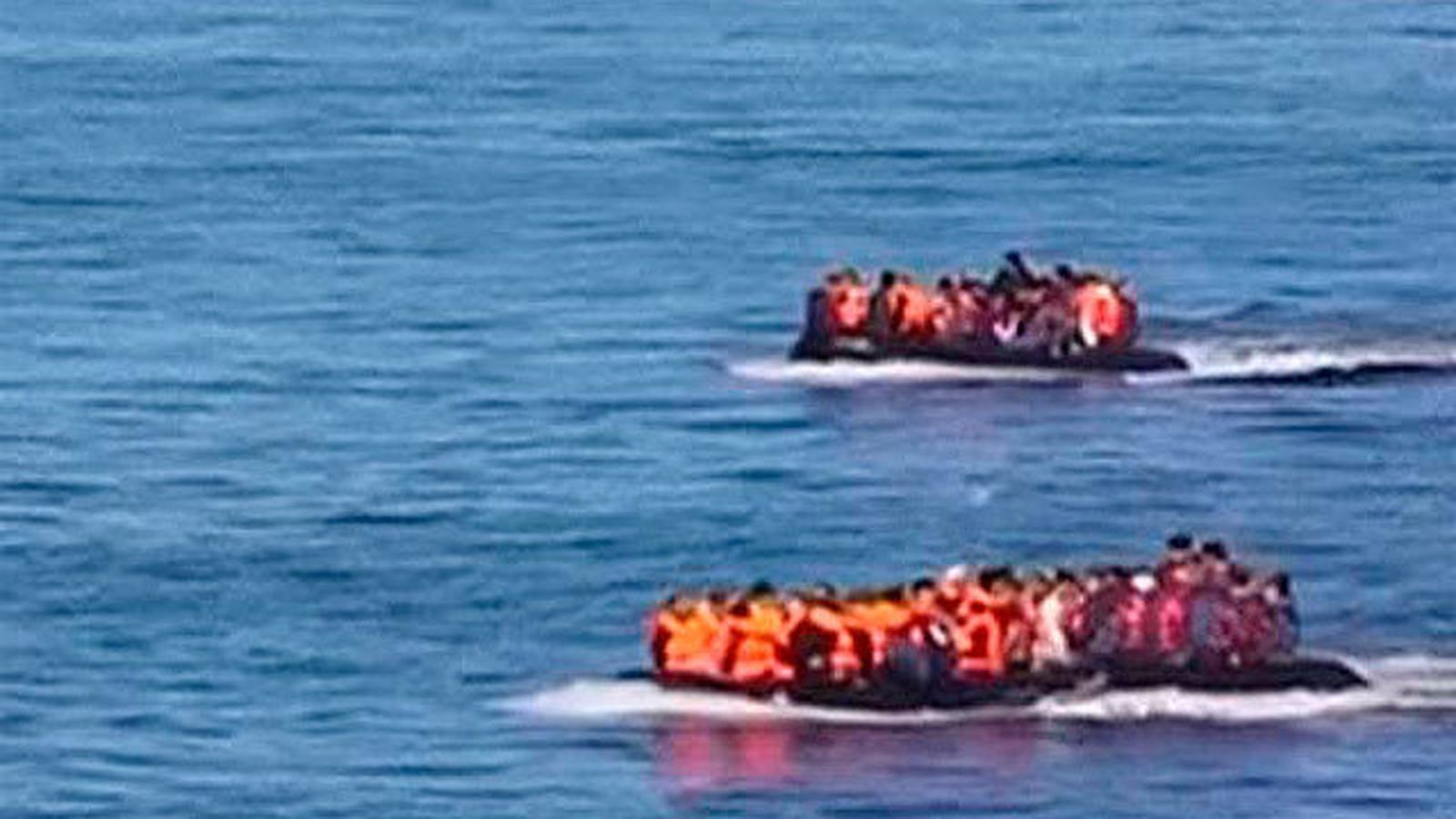 Rescatados 145 ocupantes de dos  pateras en aguas del Estrecho