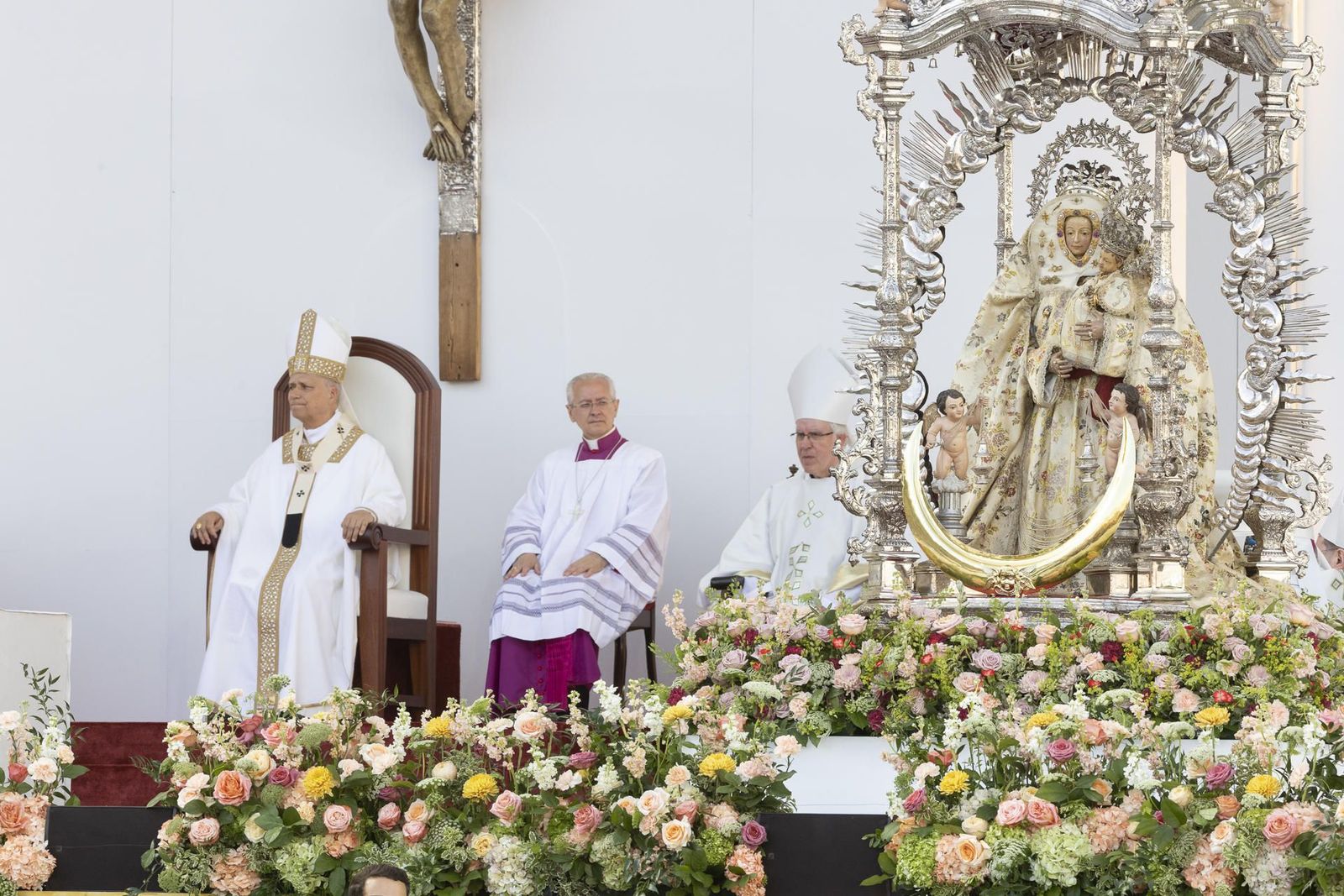 El Papa agradece "el bien que se hace cada día" en Canarias en una misa multitudinaria