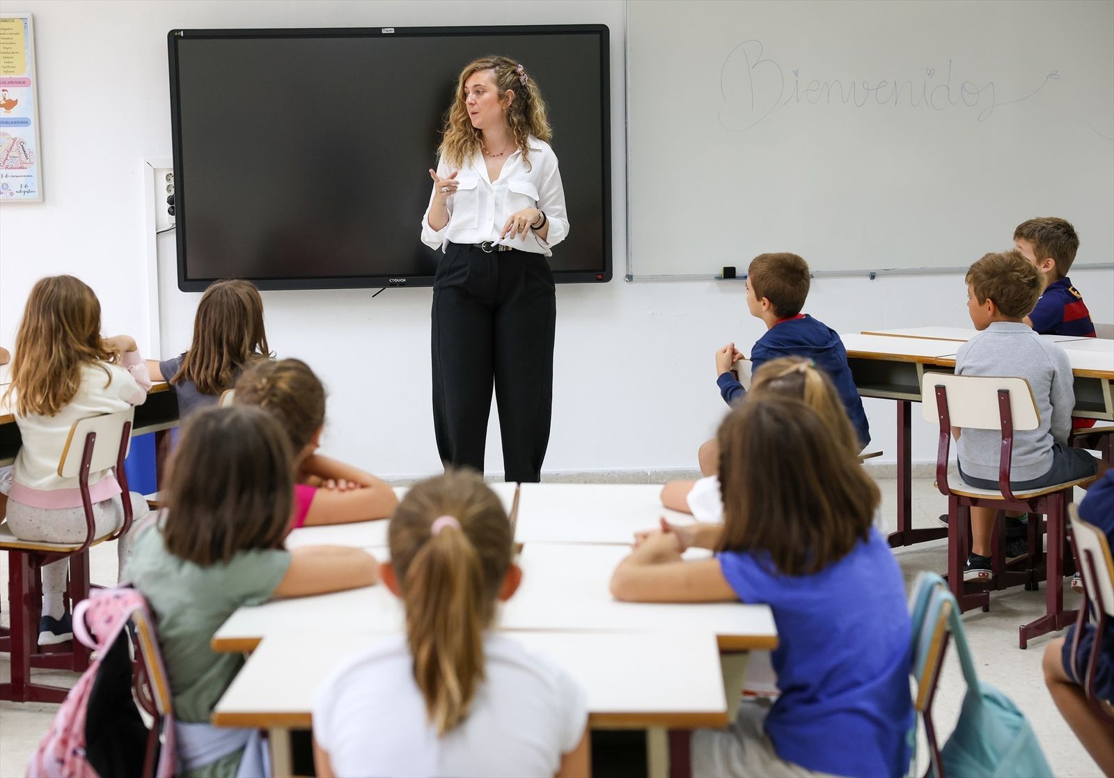 Profesora impartiendo clase