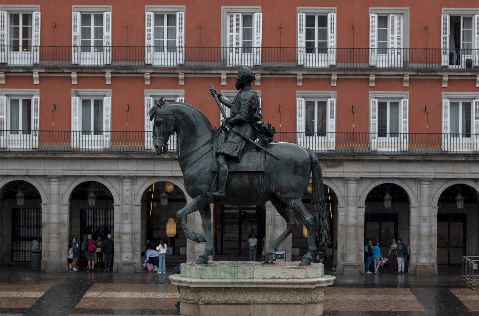 Recorrer Madrid a lomos de caballos de bronce y mármol