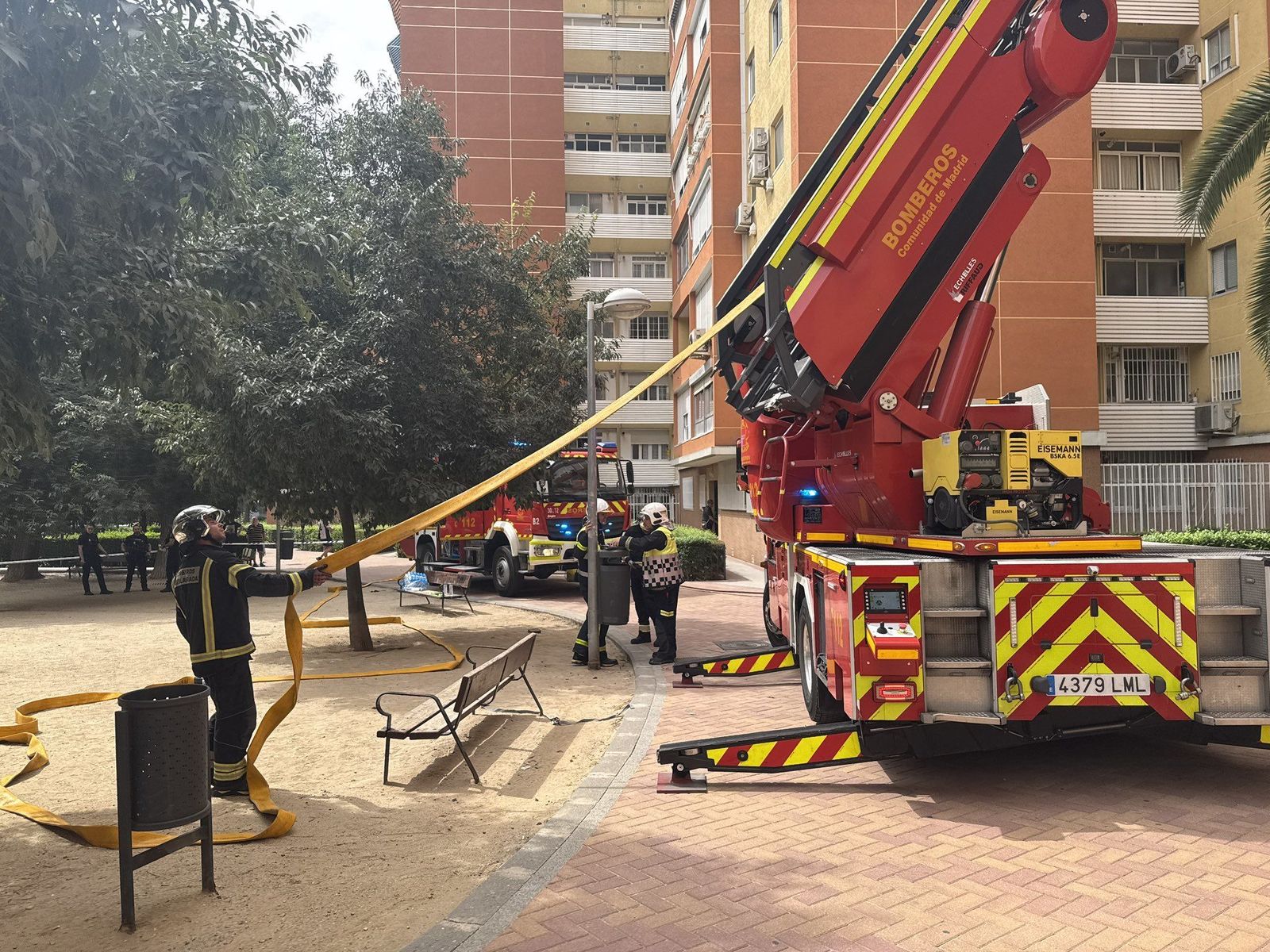 Cuatro intoxicados por humo en el incendio de un edificio de viviendas en Fuenlabrada