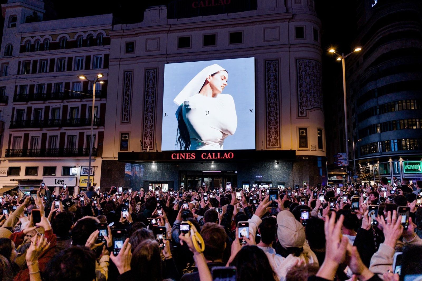 Rosalía presenta su nuevo disco 'Lux' en las pantallas de Callao ante miles de fans