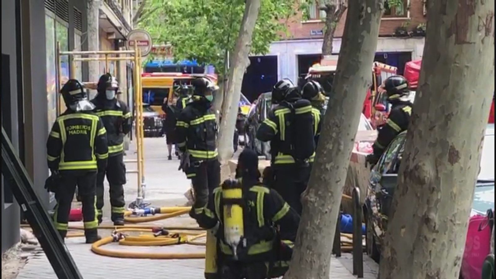 Los bomberos desalojan un bloque de 25 viviendas tras el incendio de Prosperidad