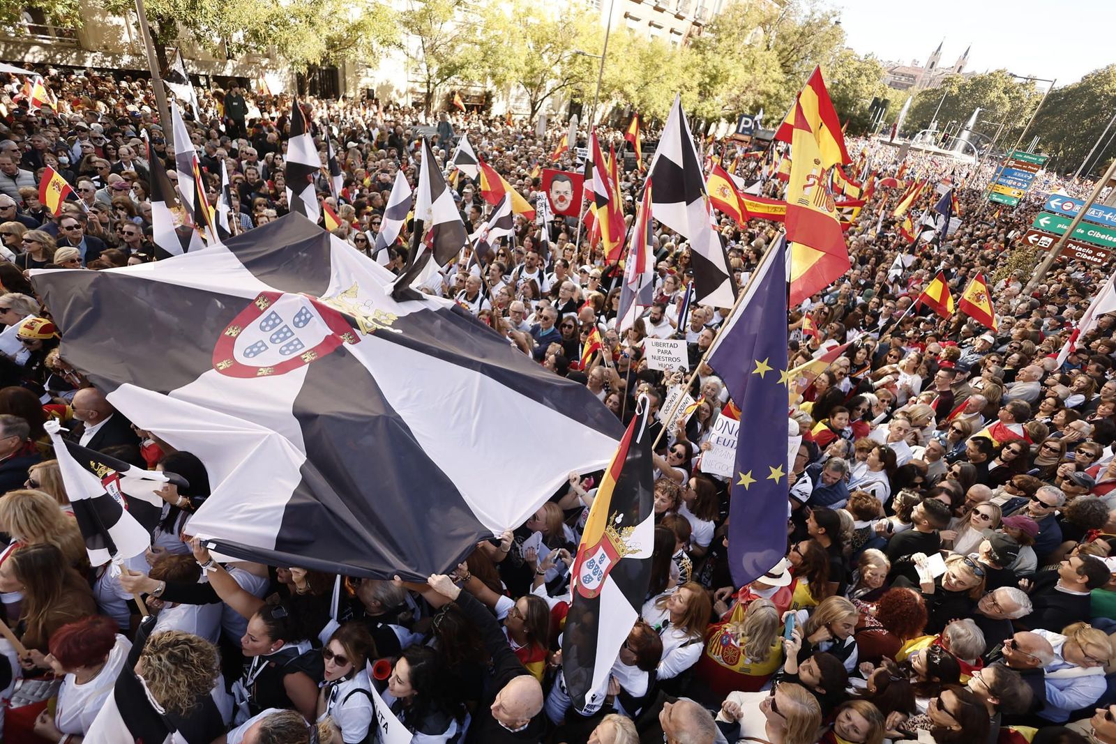 Miles de personas acuden en Madrid a la llamada de las 'caballas' para apoyar a Ceuta