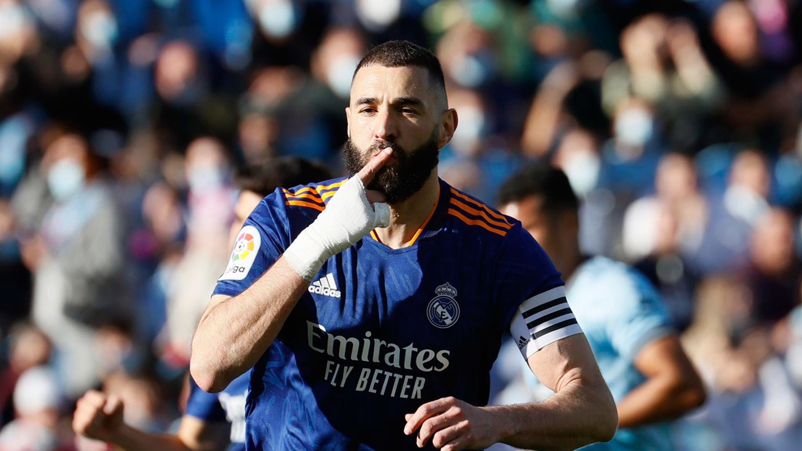 El delantero francés del Real Madrid Karim Benzema celebra el primer gol del equipo madridista ante el Celta, durante el encuentro correspondiente a la jornada 30 de Liga en Primera División que Celta de Vigo y Real Madrid disputan hoy sábado en el estadio de Balaídos