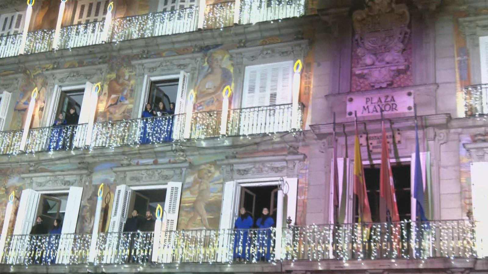 Villancicos desde los balcones: La magia navideña llena las calles de Madrid