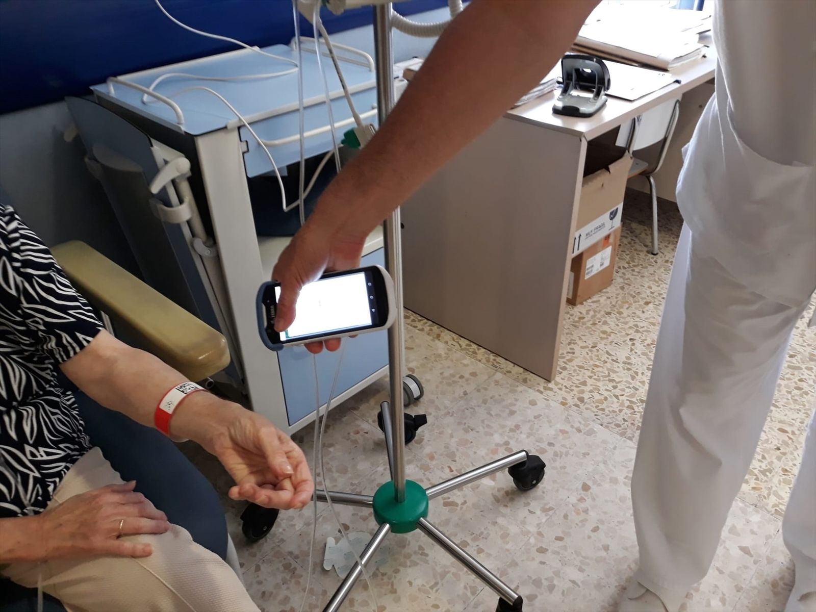 Persona recibiendo quimioterapia