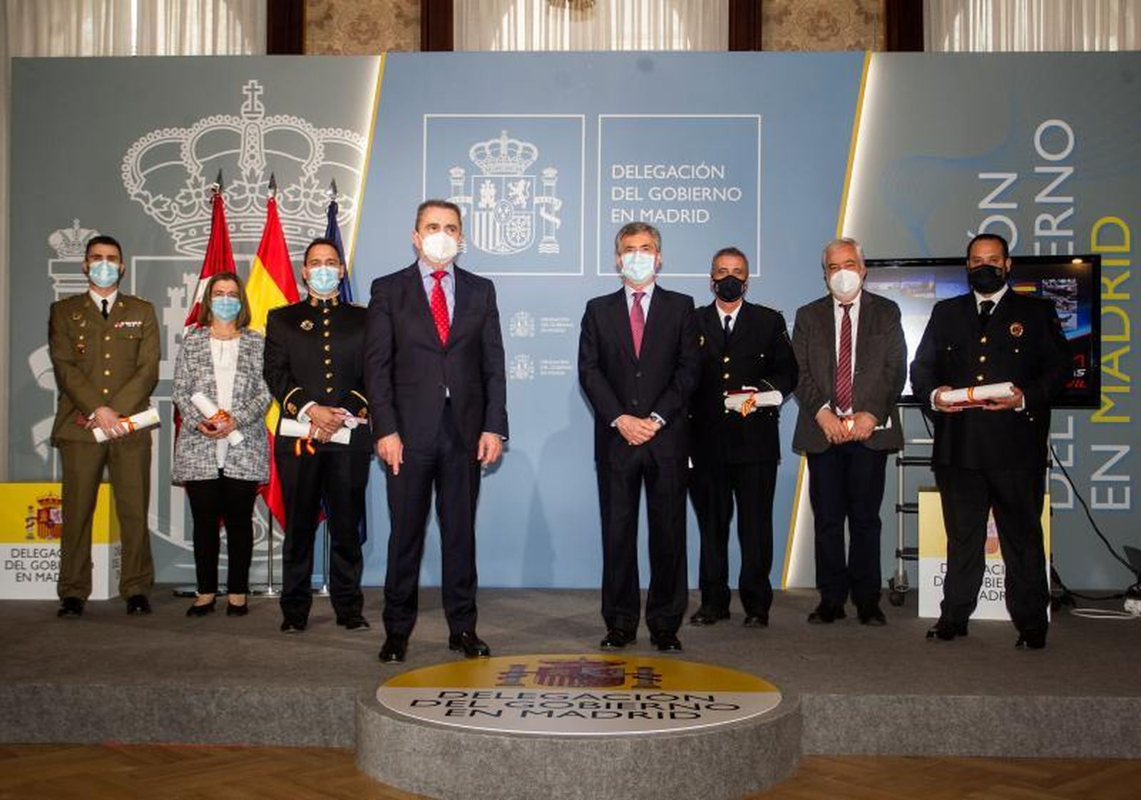 El delegado del Gobierno, José Manuel Franco, junto a los galardonados