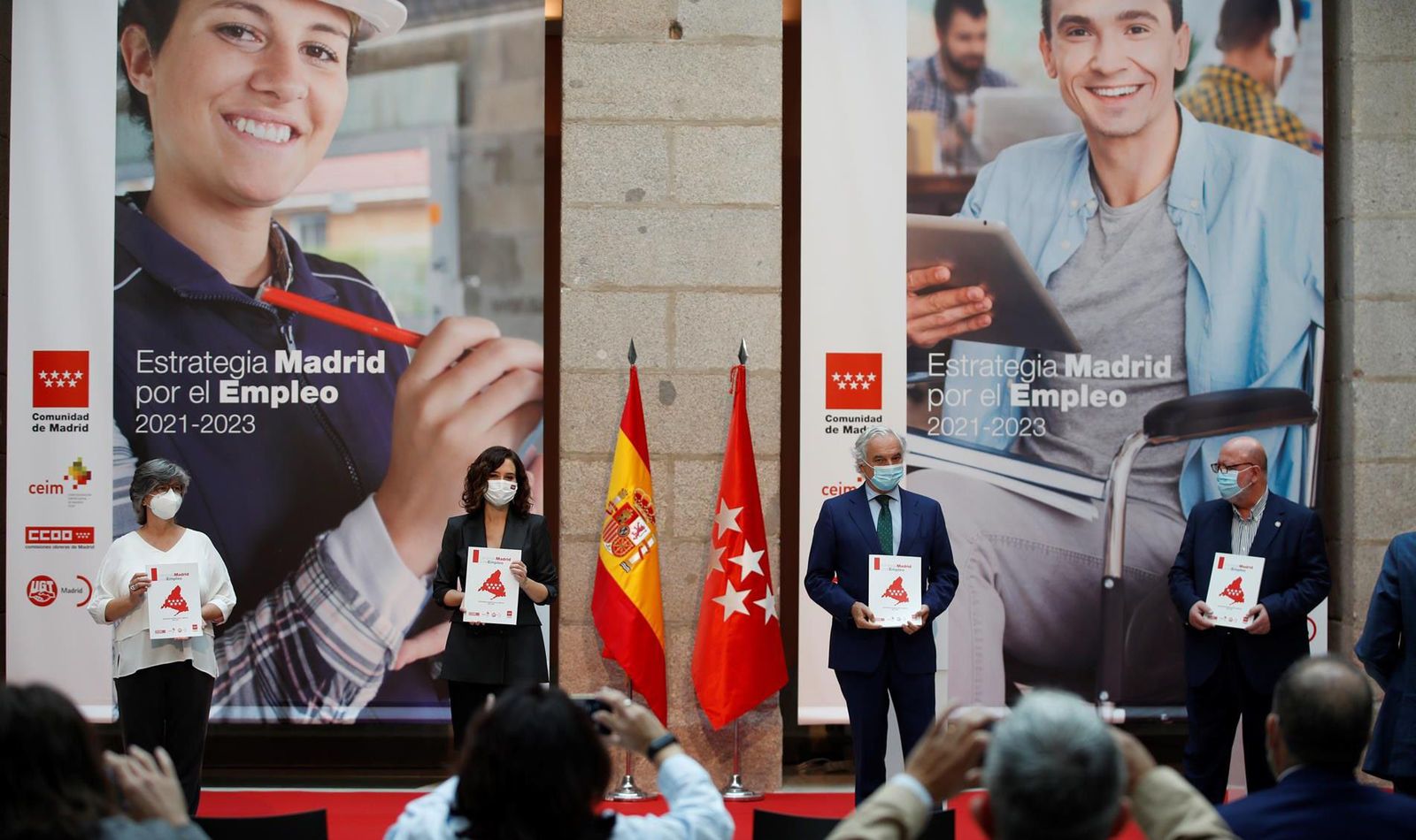 Ayuso firma con sindicatos y empresarios el plan para crear empleo hasta el año 2023