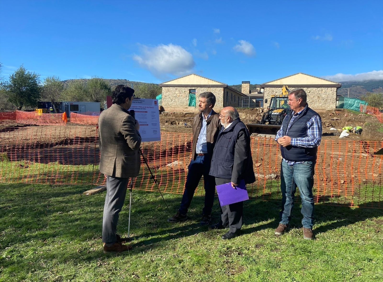 El consejero de Presidencia, Justicia y Administración Local, Miguel Ángel García Martín visita Pinilla de Buitrago