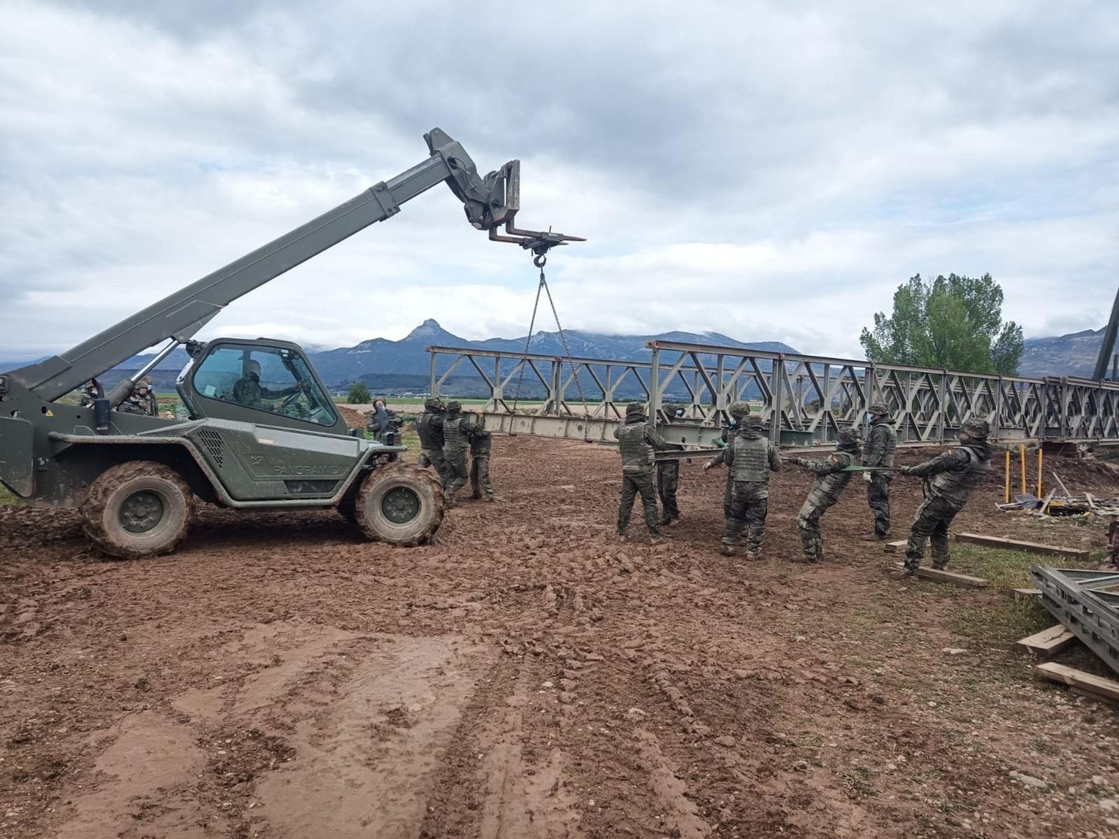 Puente Bailey instalado por soldados españoles
