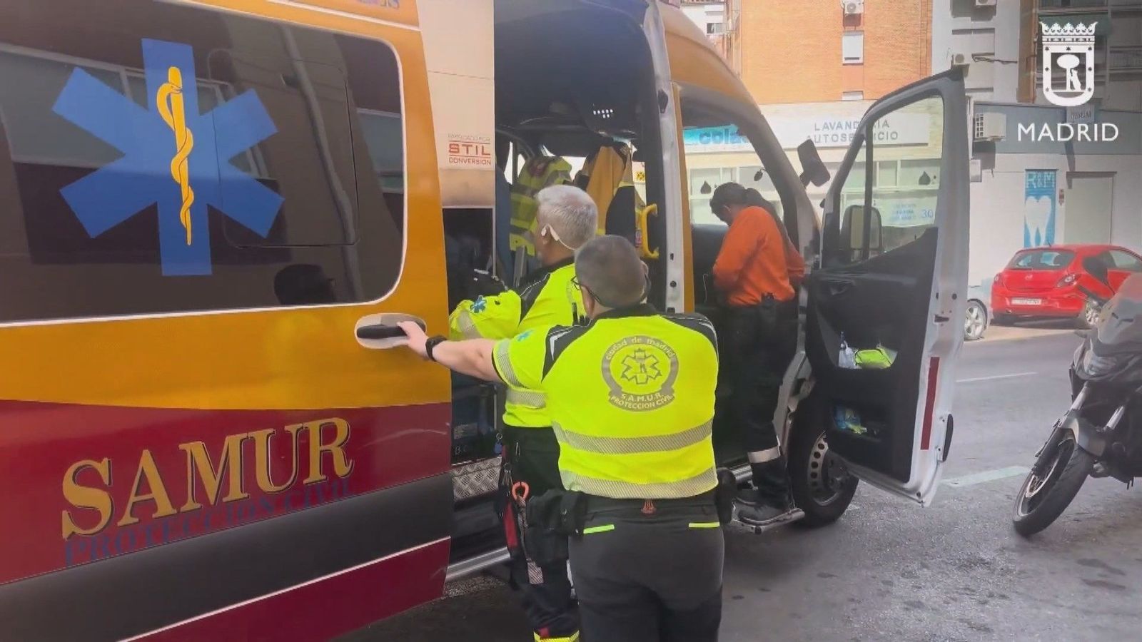 Herido grave un hombre de 48 años al sufrir un corte en el cuello con una radial en Ciudad Lineal