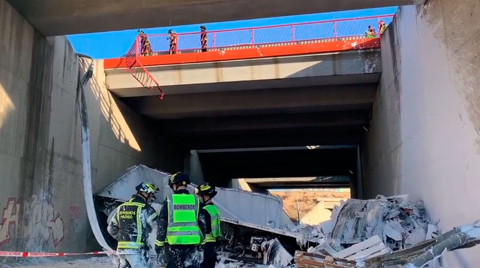 Un camión articulado cargado de  pintura se despeña desde una altura de más de diez metros en la M-45
