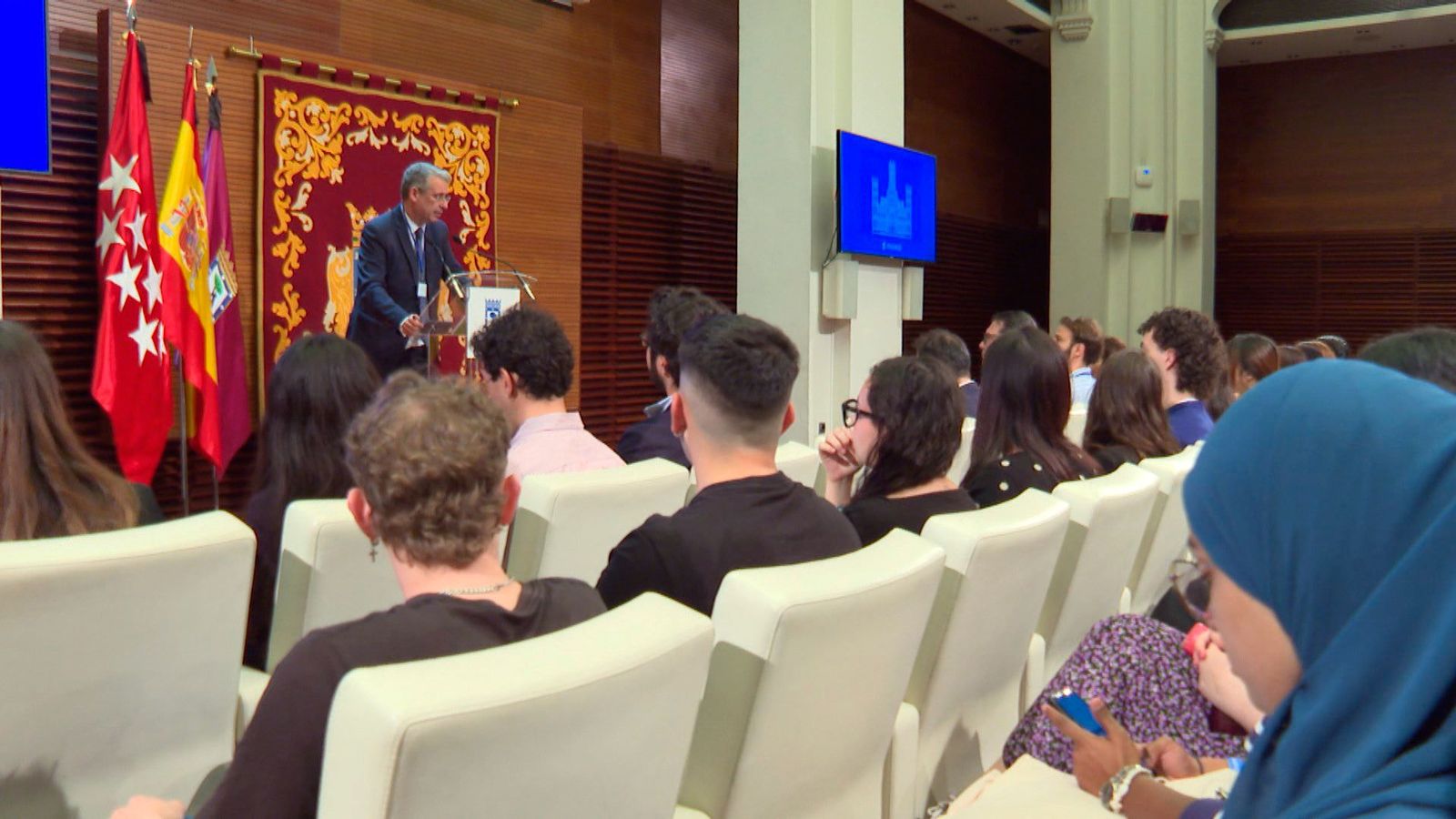El Ayuntamiento de Madrid recibe a un centenar de jóvenes del programa Erasmus-Youth