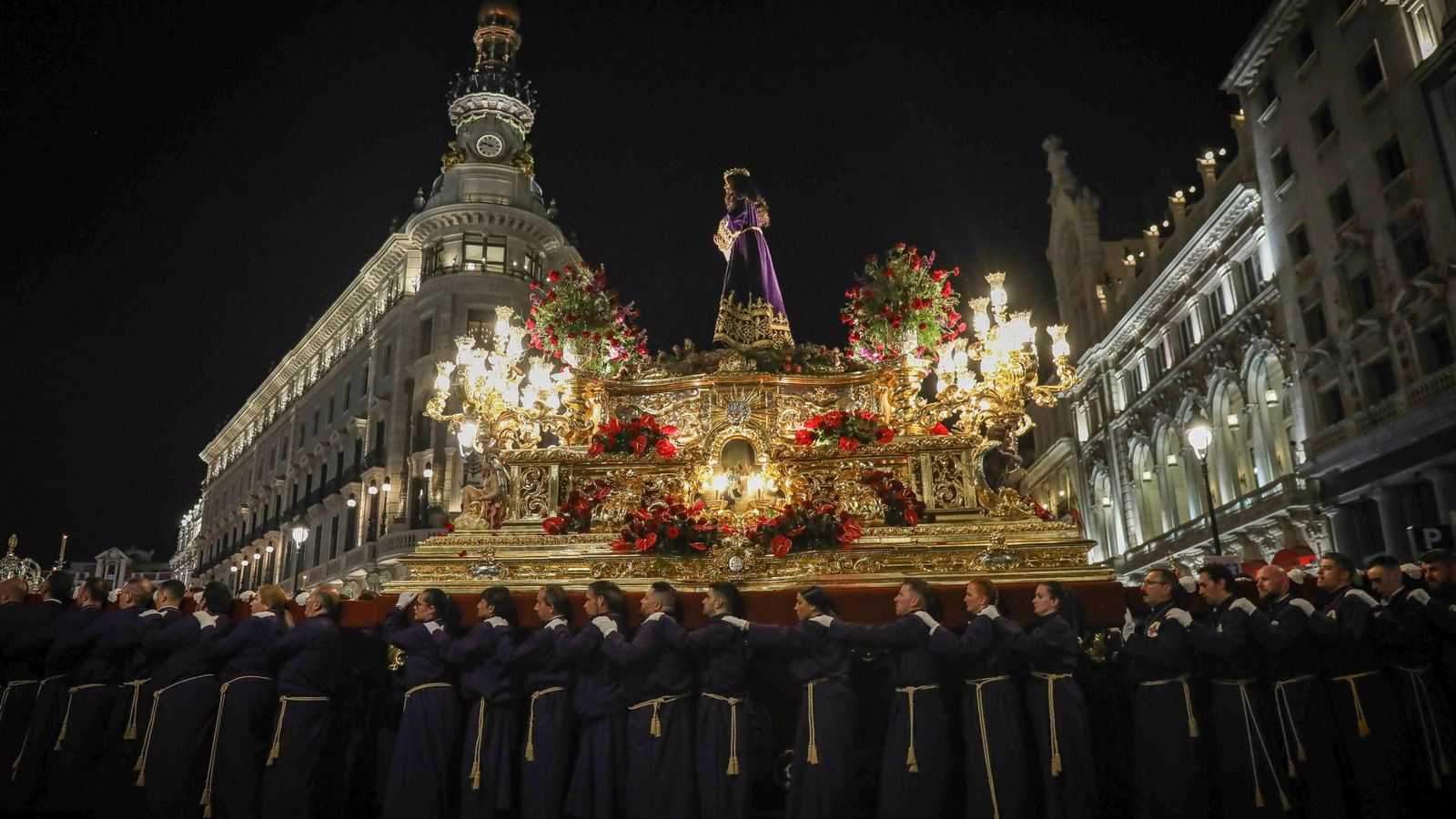 Los fieles de Medinaceli guardan cola para el tradicional Besapiés