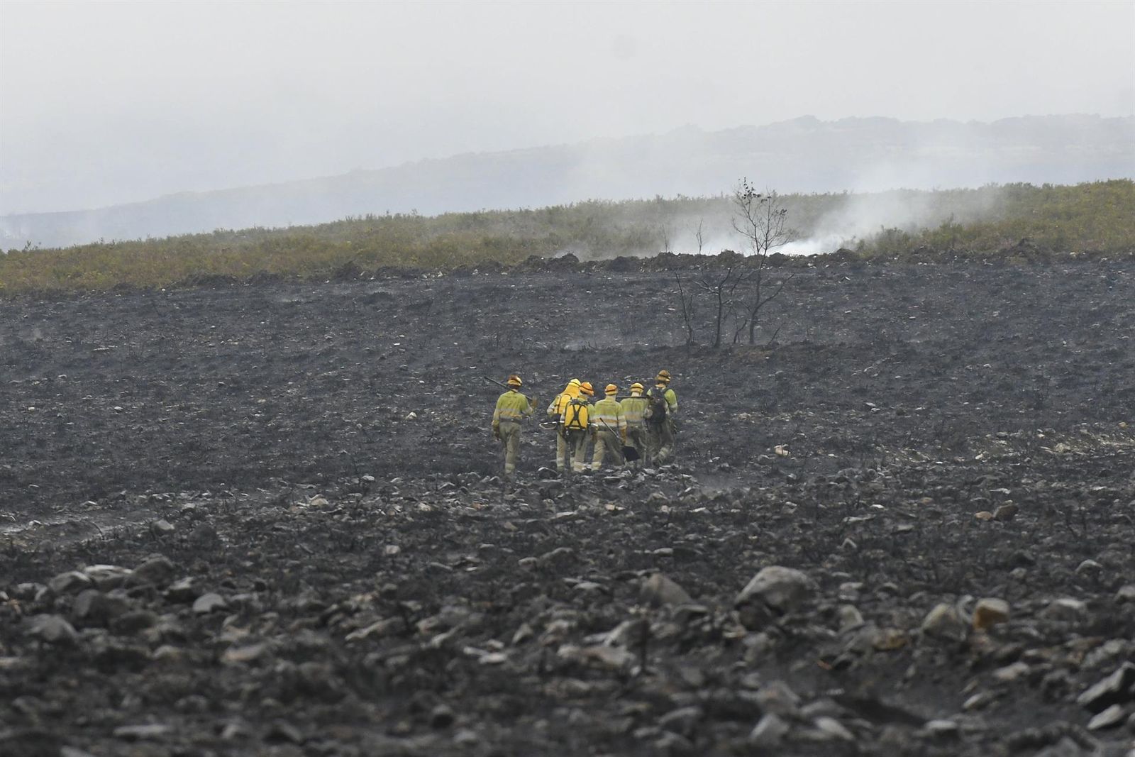 Brigadistas en la zona afectada por el incendio declarado en la zona militar, en Boisán