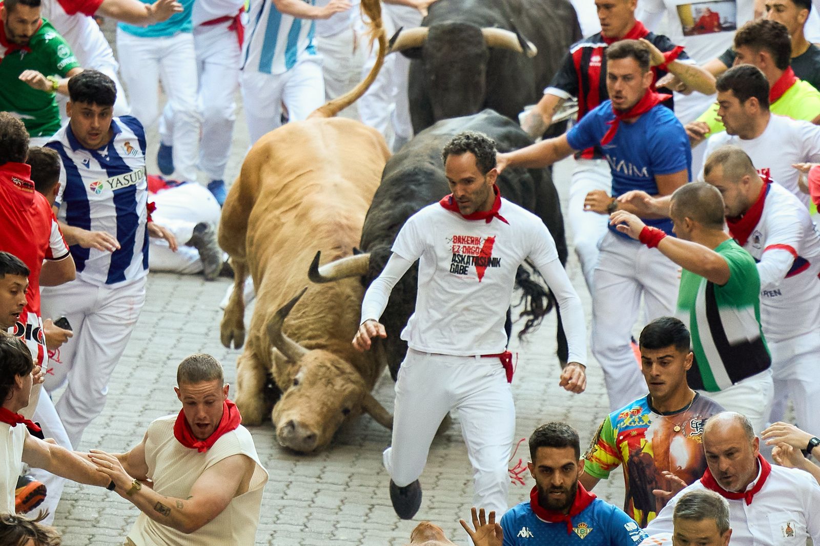 Un toro de José Escolar genera situaciones complicadas en la Plaza en el sexto encierro de los Sanfermines