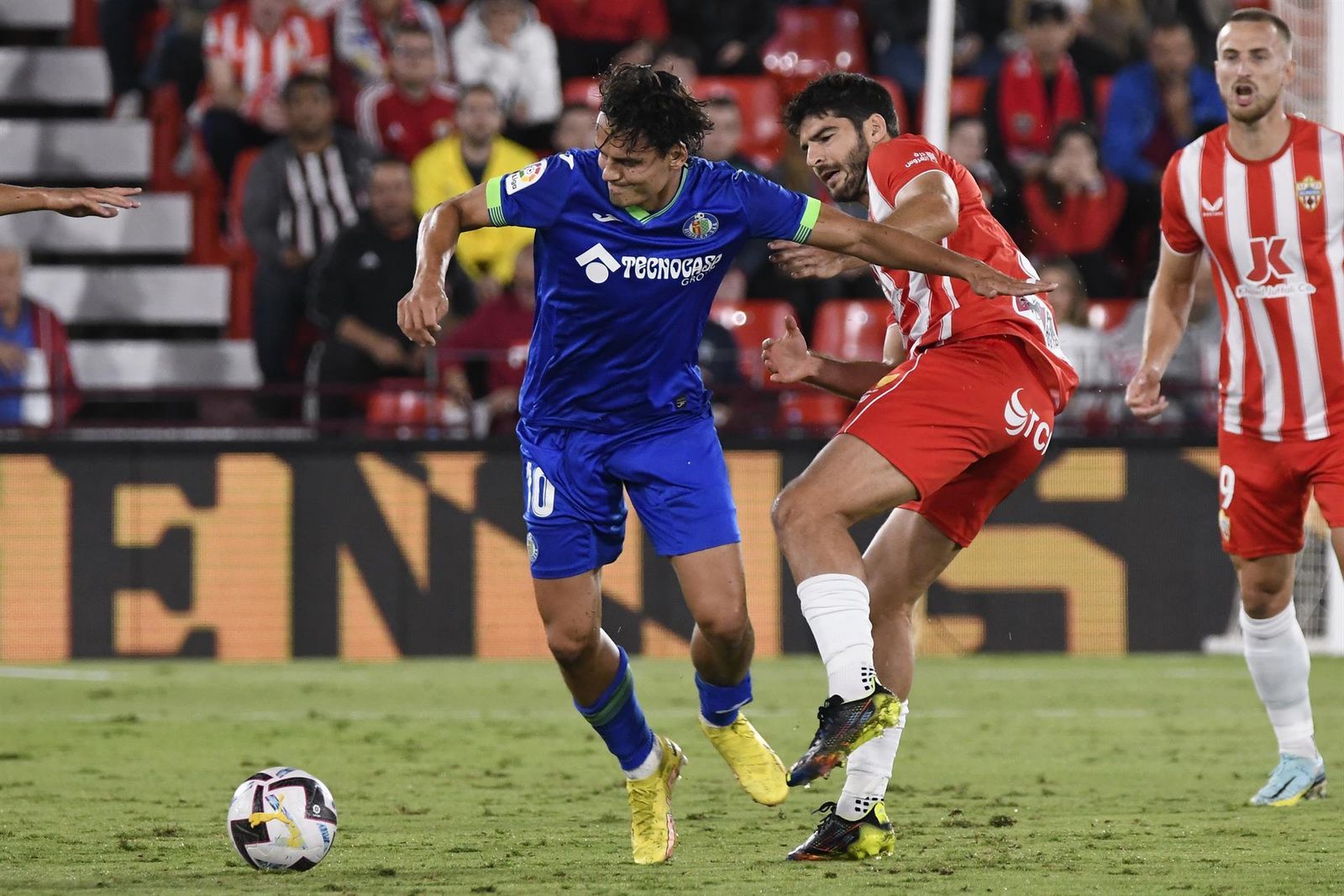 Enes Unal ante el Almería