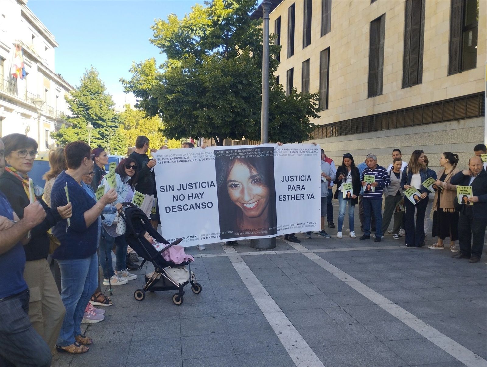 Más de medio centenar de personas se concentran para pedir justicia para Esther López en Valladolid