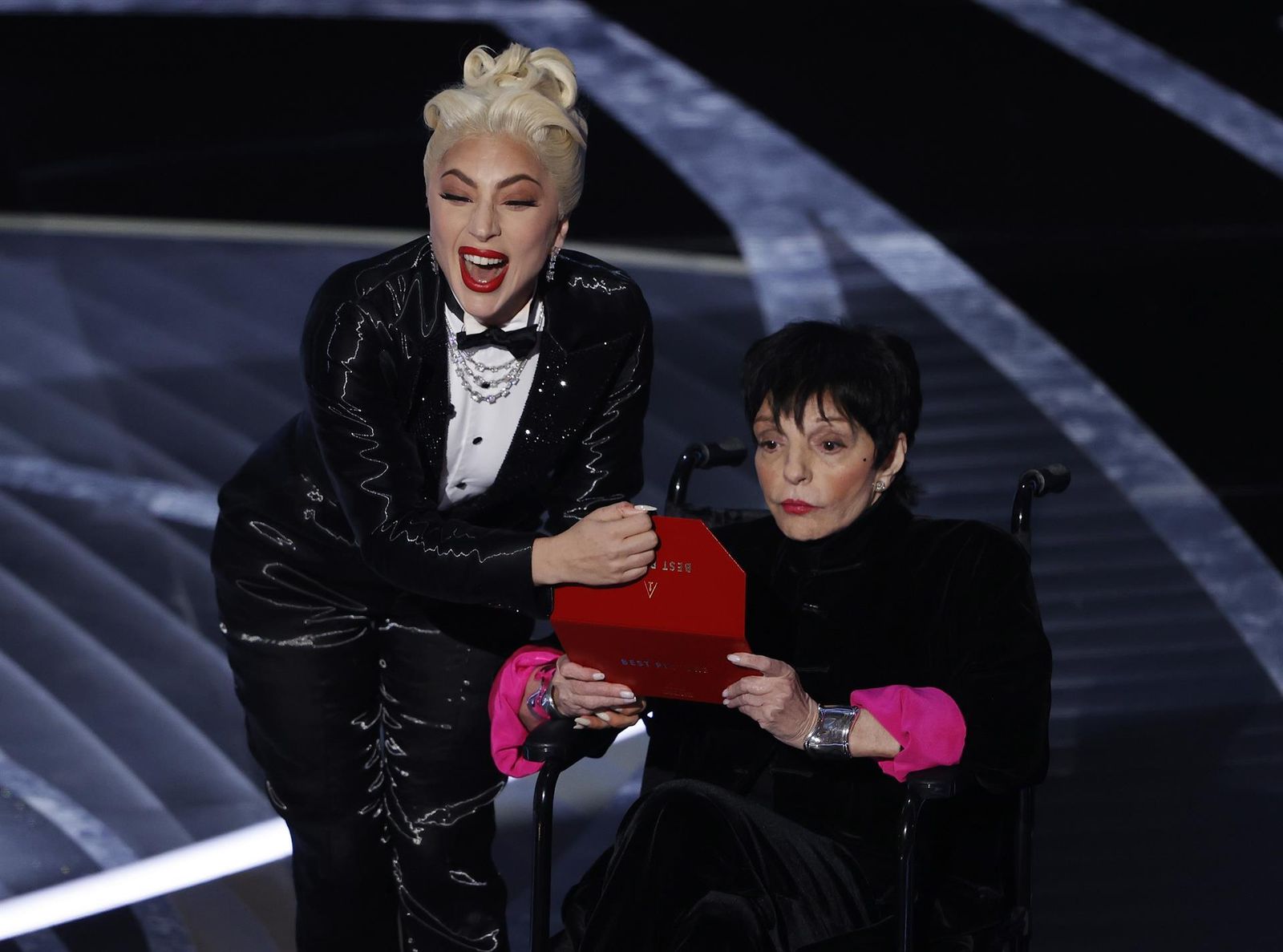Lady Gaga  y  Liza Minelli durante la 94ª ceremonia anual de los Premios de la Academia en el Dolby Theatre de Hollywood.