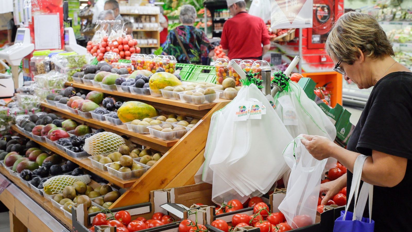 Una mujer en una frutería
