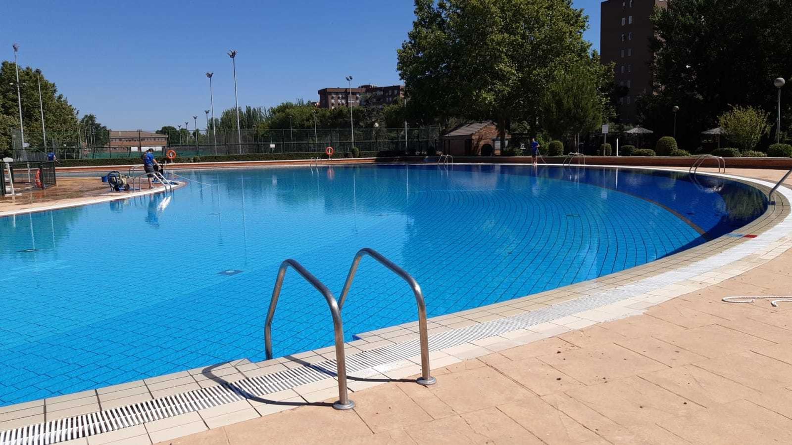 Trabajos de preparación de la Piscina El Carrascal, en Leganés