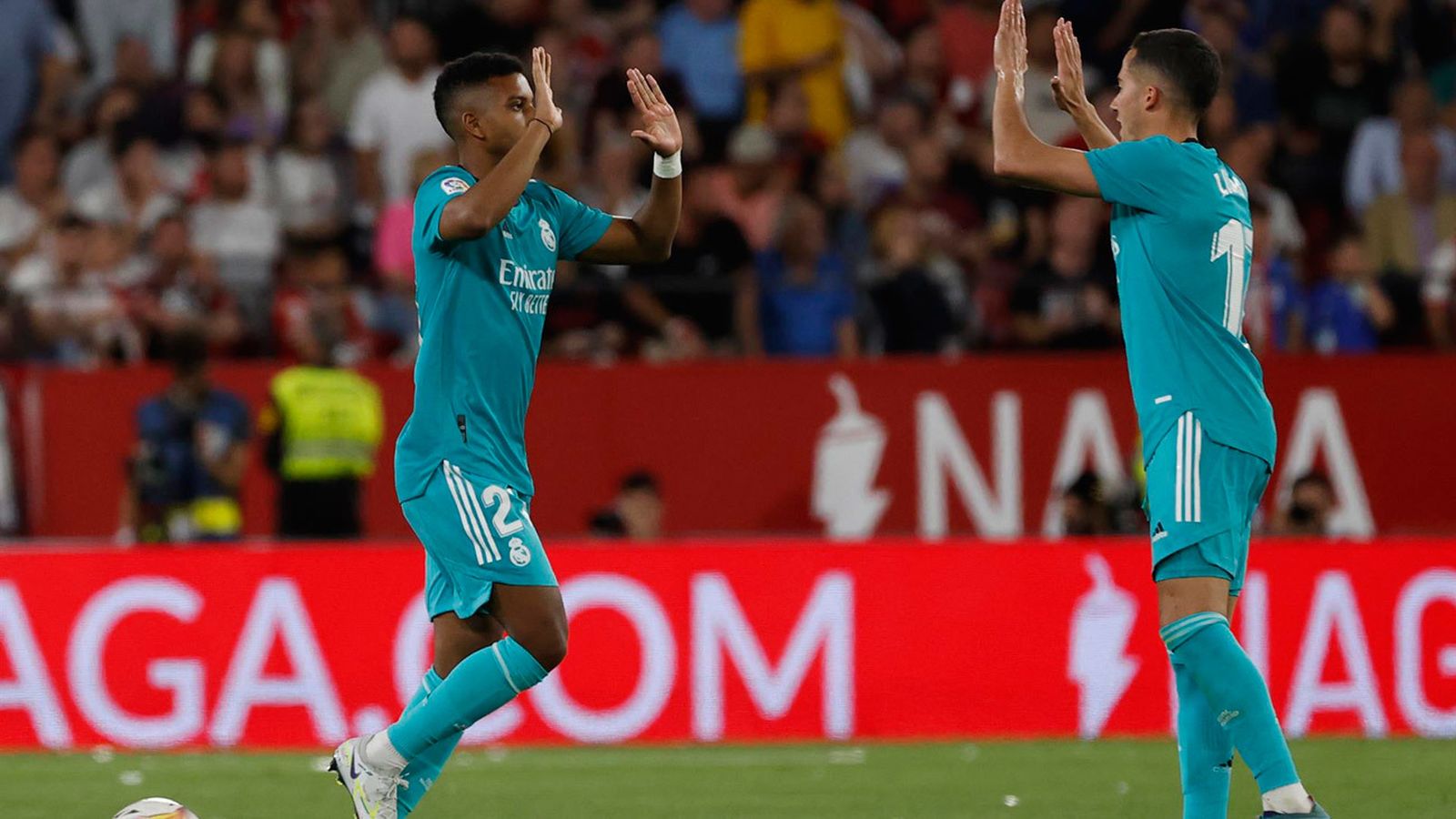 El delantero brasileño del Real Madrid Rodrygo Silva (d) celebra su gol, primero del equipo ante el Sevilla FC