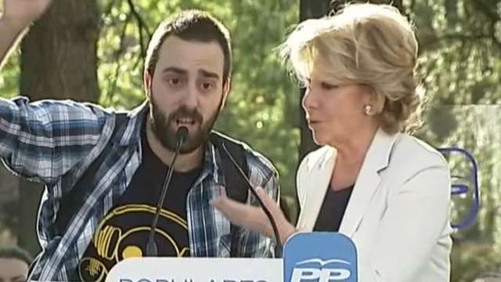 Antideshaucios intentan boicotecar el mitin de Cifuentes y Aguirre en Villaverde